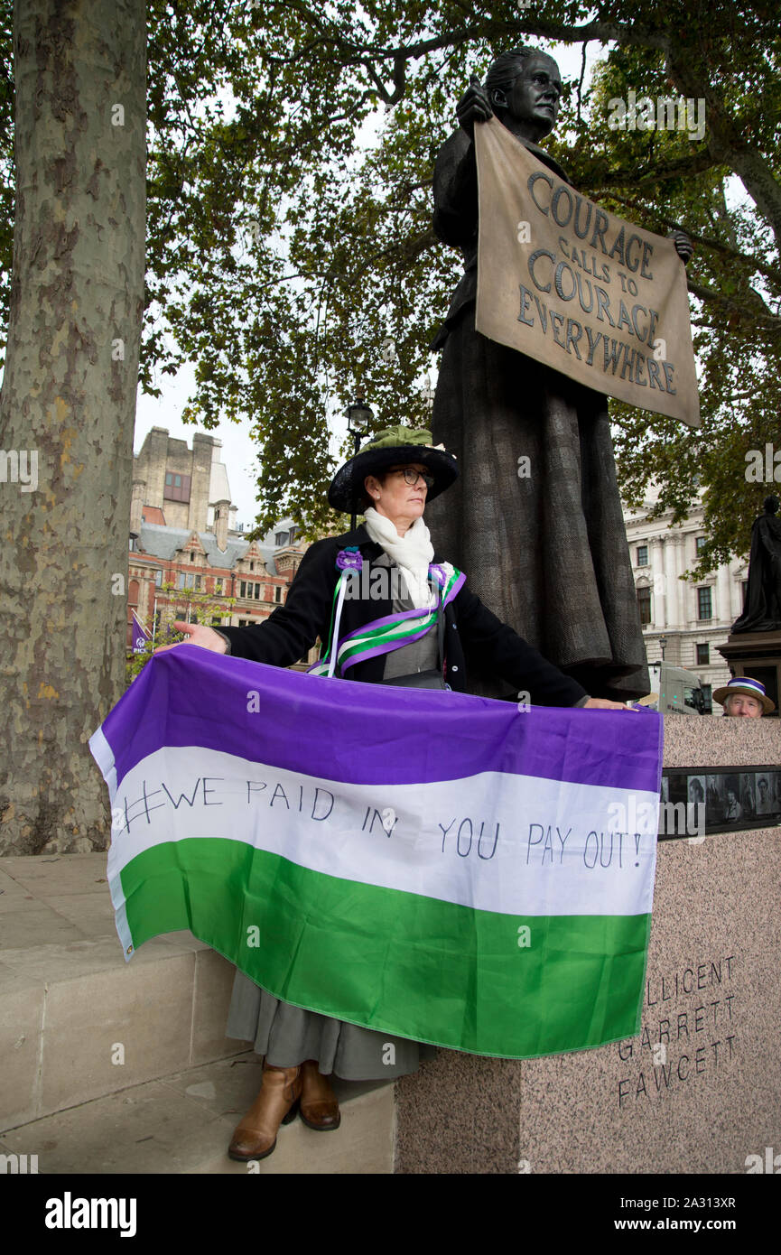 La piazza del Parlamento, Londra 3 ottobre 2019. Waspi (Donne contro la pensione statale di disuguaglianza) donne dopo la sconfitta in Alta Corte per la retromarcia Foto Stock