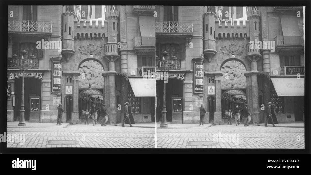 Entrada a la plaça Santa Anna des del Portal de l'Àngel amb el portal engalanat per les festes de la Mercè. Foto Stock