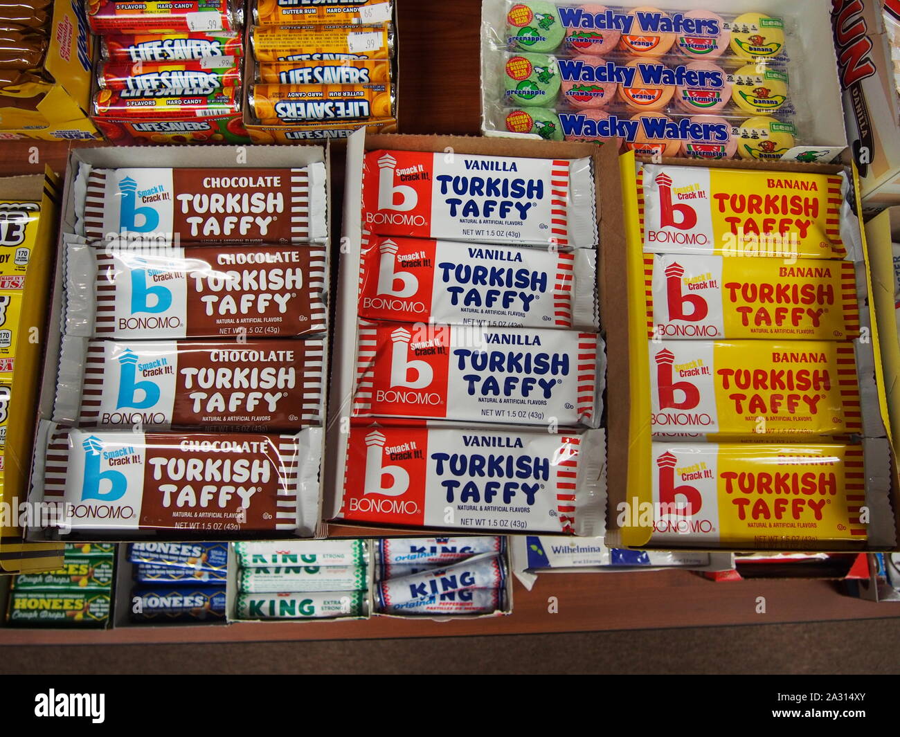 Bagno turco Taffy e altre caramelle per la vendita in un vecchio negozio di dolciumi a Nashville, Indiana, Stati Uniti d'America, 29 luglio 2019, © Katharine Andriotis Foto Stock