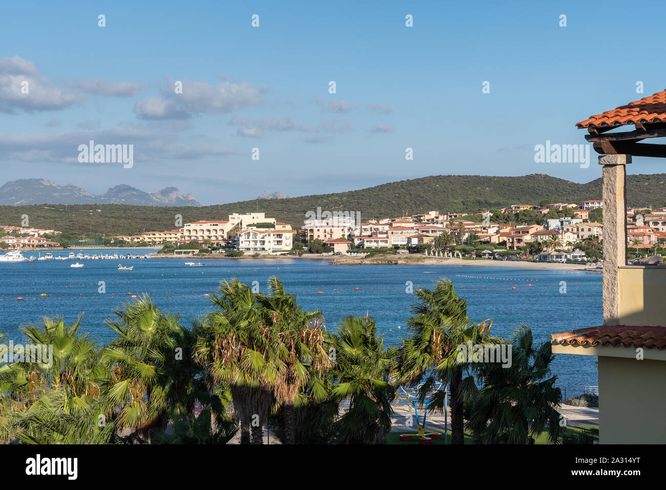 Vista sul mare e le case di Golfo Aranci, SARDEGNA in una giornata di sole Foto Stock