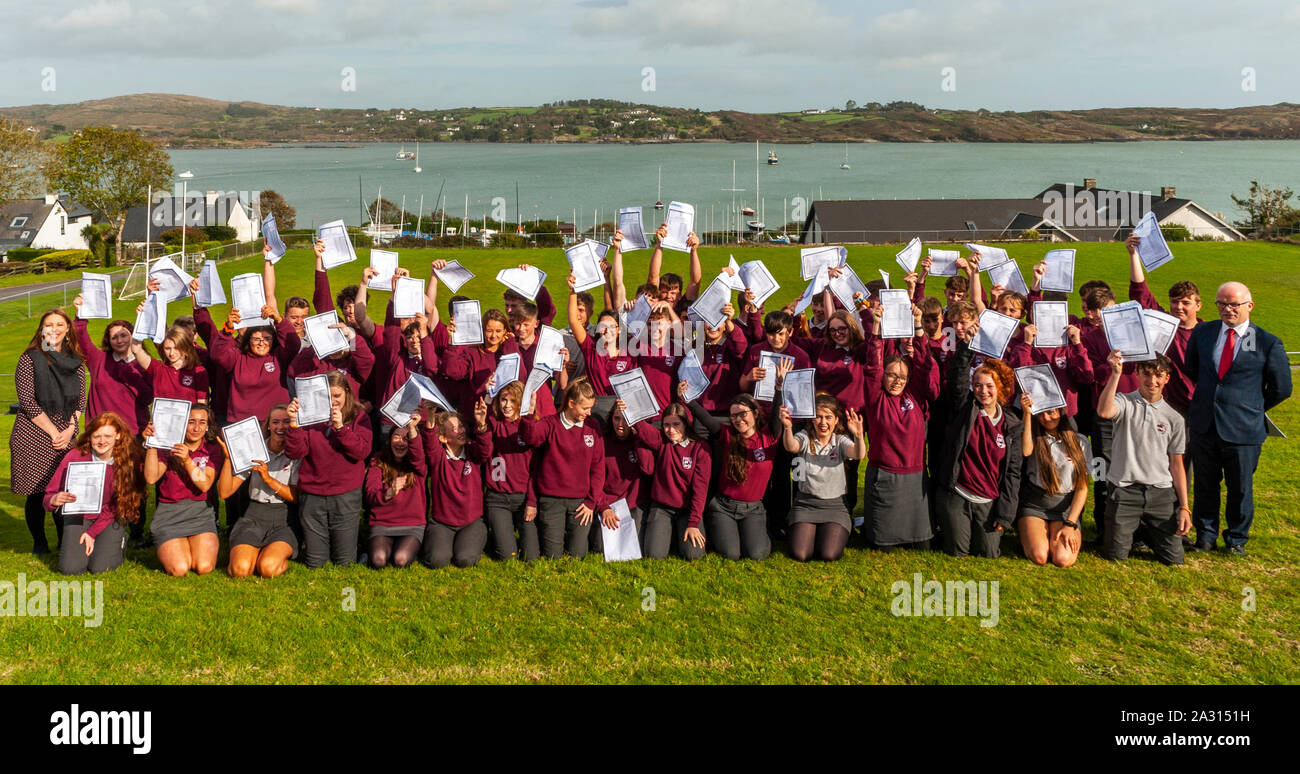 Schull, West Cork, Irlanda. 4 Ott 2019. Oltre 64.000 studenti in Irlanda hanno ricevuto il loro Junior Cert risultati questo pomeriggio. In Schull Community College di West Cork, molti studenti erano accanto a sé con la felicità a vedere i loro risultati. Gli studenti sono illustrati con la scuola principale Sarah Buckley e vice preside Brendan Drinan. Credito: Andy Gibson/Alamy Live News. Foto Stock