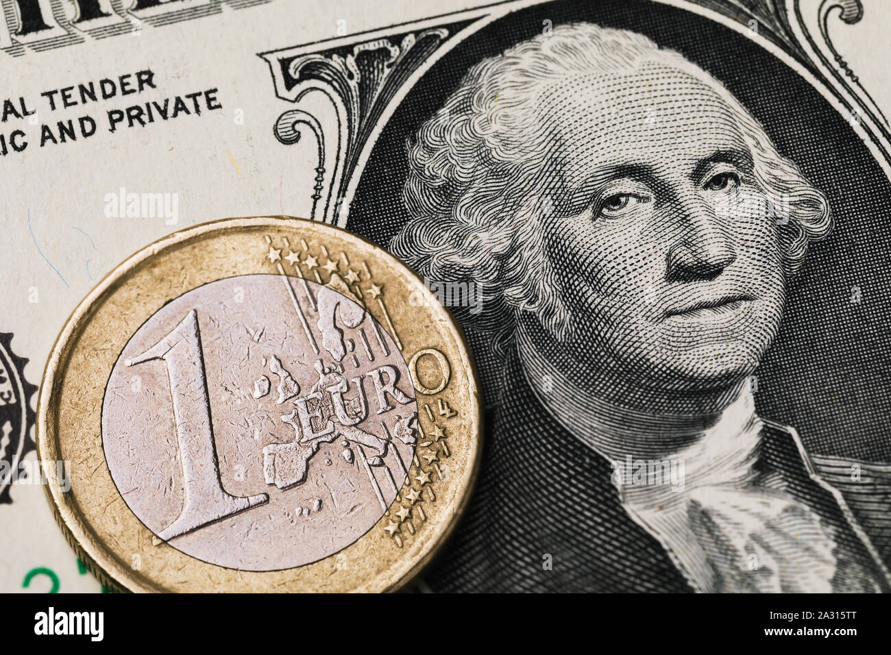 1 euro moneta sullo sfondo di 1 dollaro, close-up Foto stock - Alamy