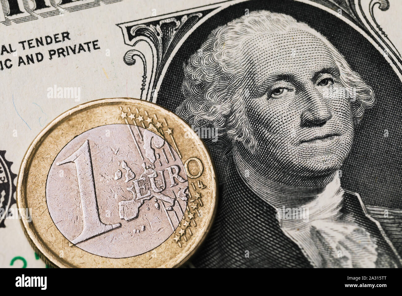 1 euro moneta sullo sfondo di 1 dollaro, close-up Foto Stock