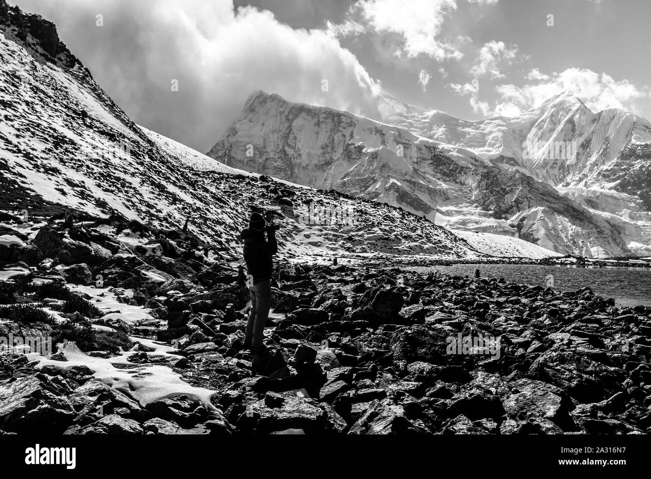 Annapurna, Nepal - Novembre 10, 2015: Turistica prende le immagini della montagna himalayana vicino lago ghiacciato, Annapurna Conservation Area Nepal. Foto Stock
