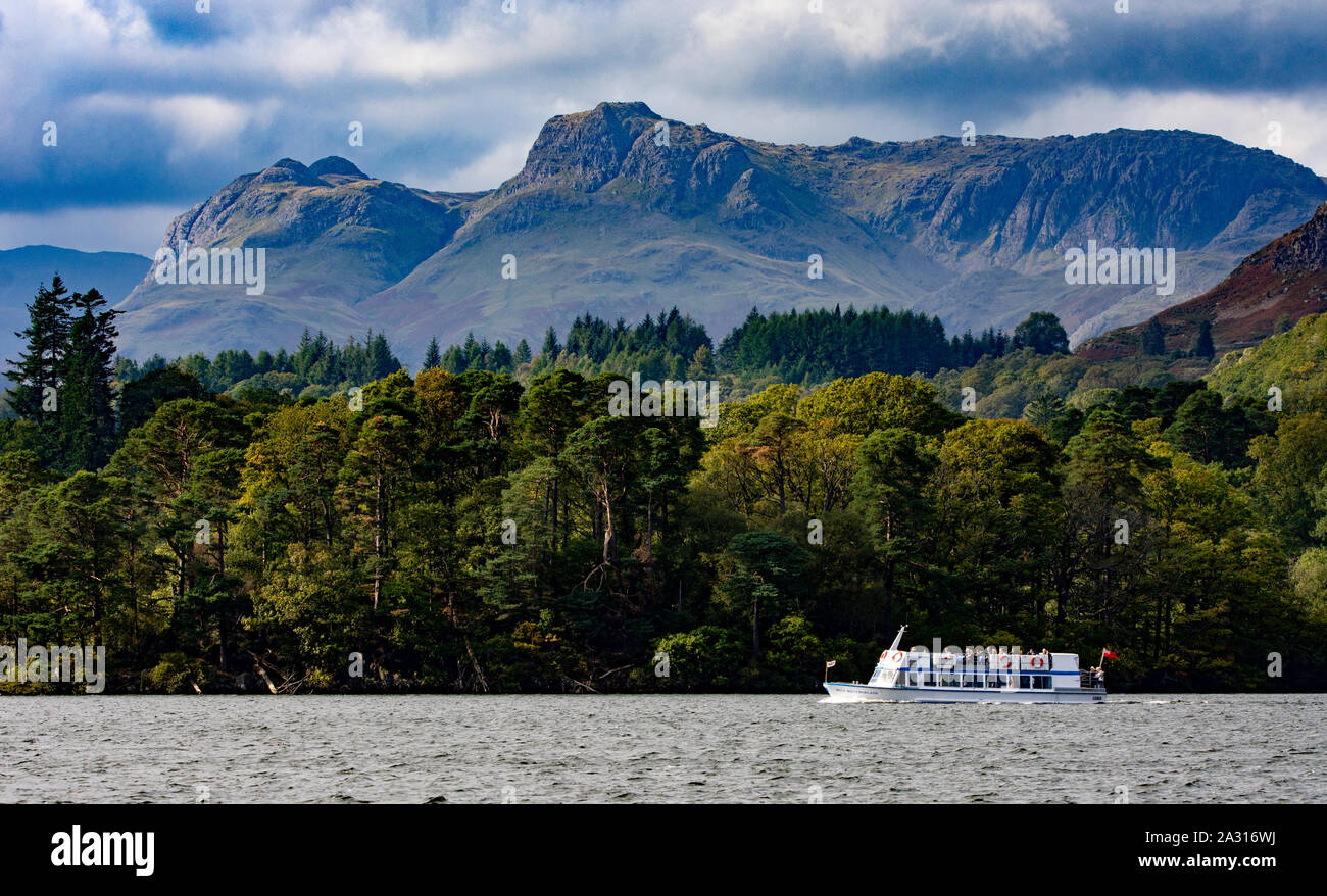 Looing fuori attraverso il lago di Windermere, Cumbria Foto Stock