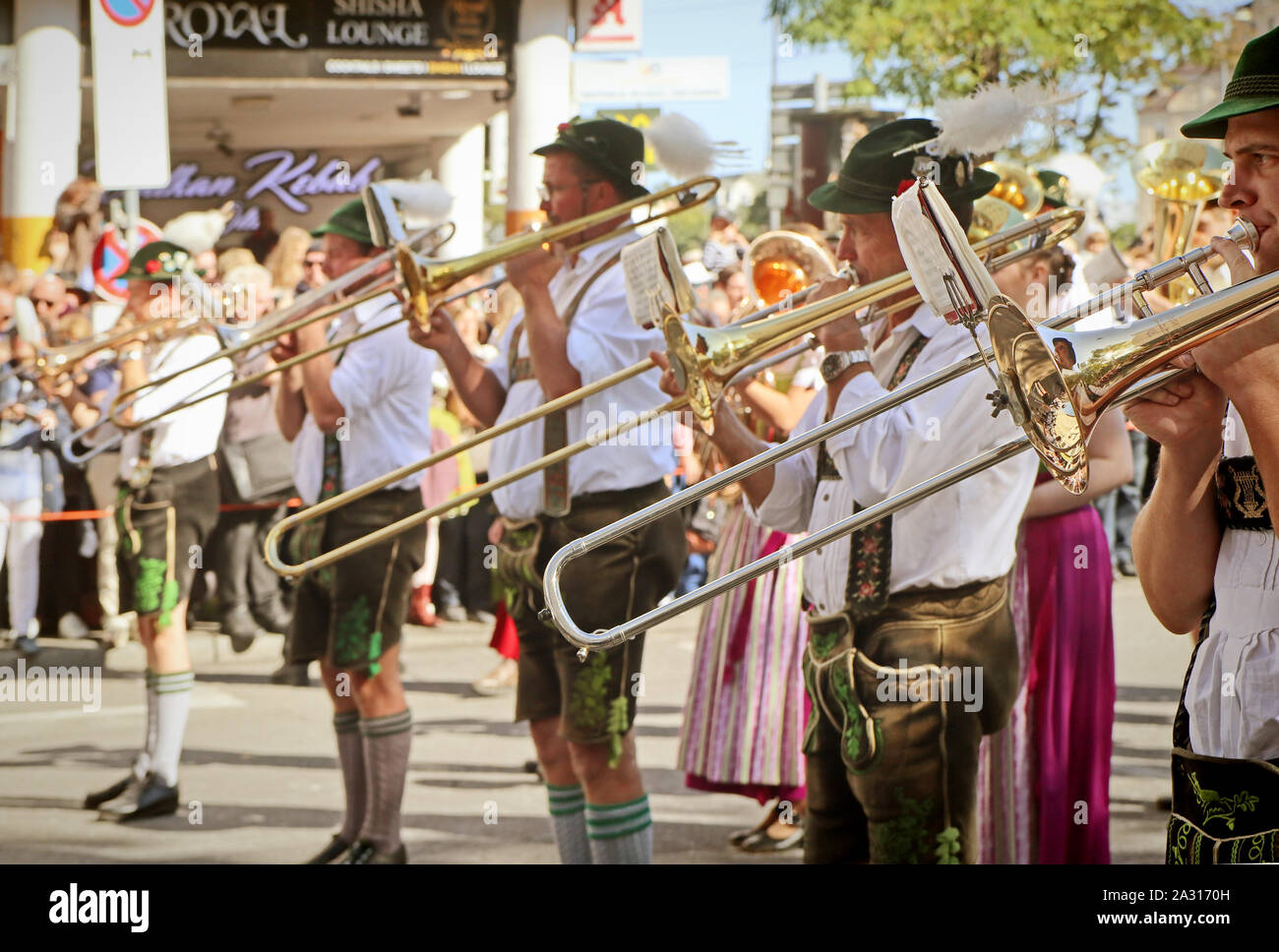 Monaco di Baviera, Germania - 22 settembre 2019 Grand entry della Oktoberfest locatori e birrerie, festosa sfilata di magnifici carri decorati e ban Foto Stock