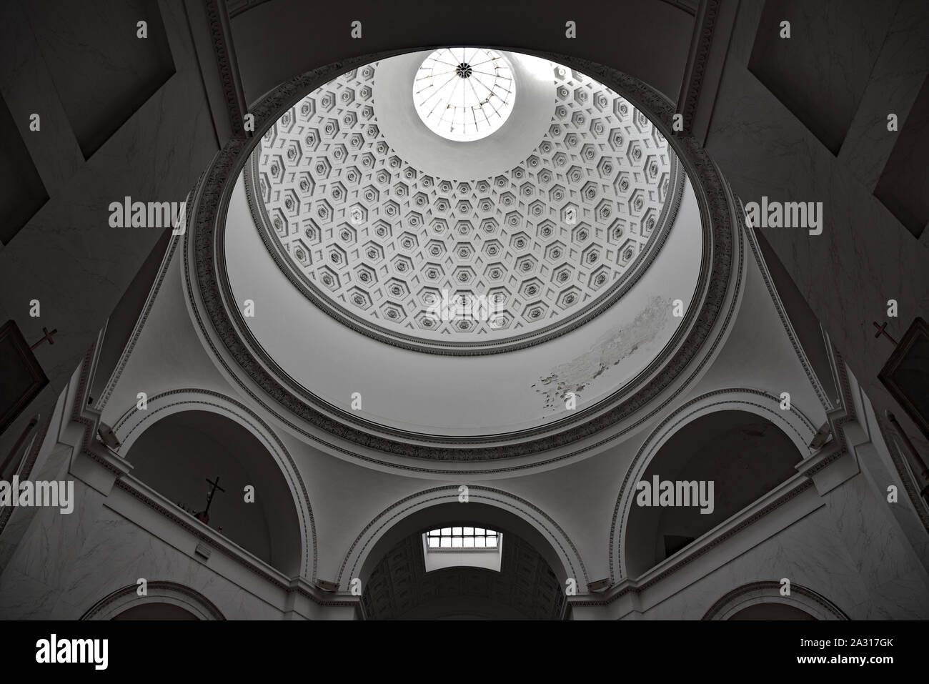 I dettagli di uno dei due cappelle laterali' intricati soffitti all'interno della Basilica di San Francesco di Paola in Piazza del Plebiscito a Napoli, Italia, Europa. Foto Stock