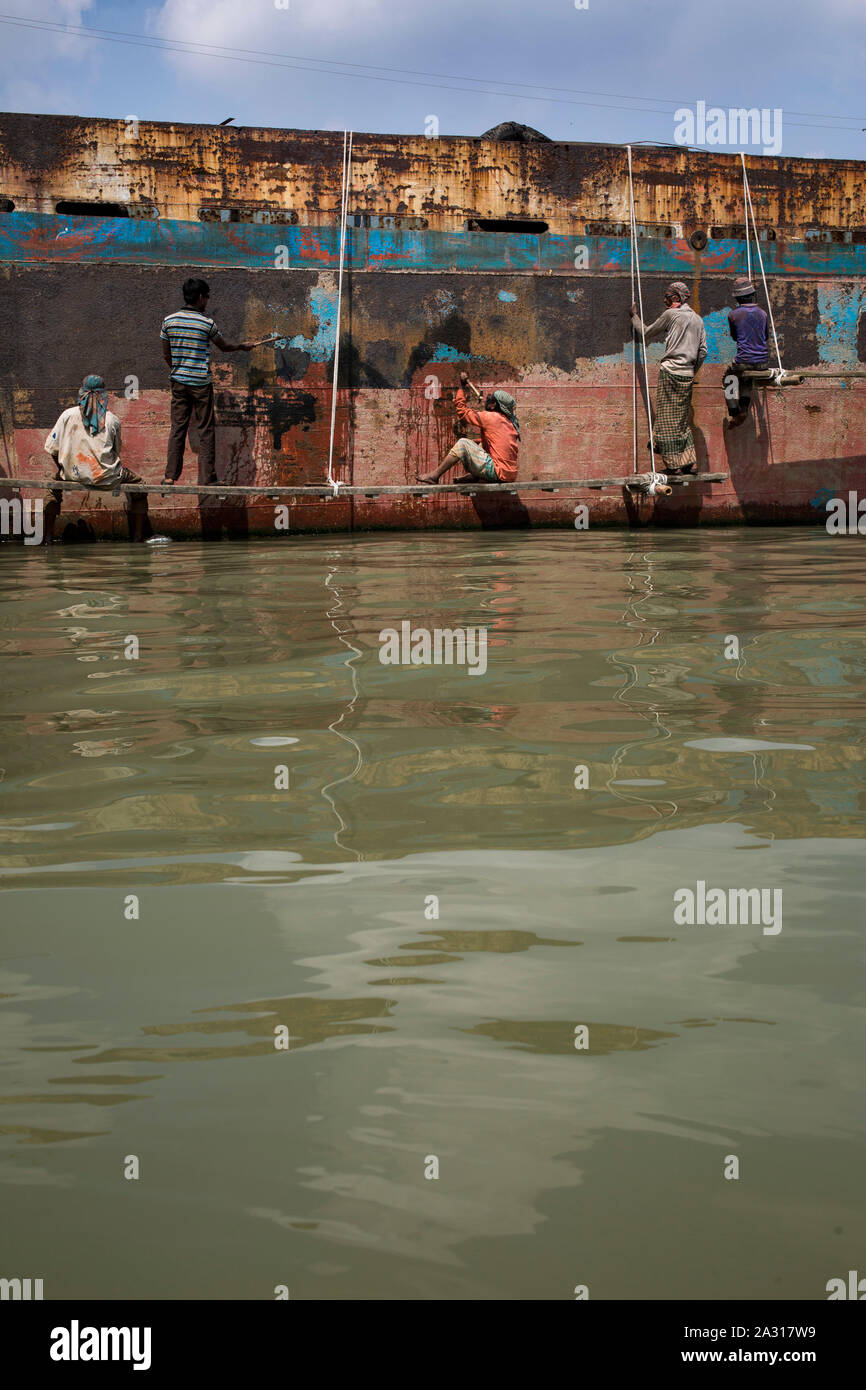 Dacca in Bangladesh - ottobre 04 : operaio del Bangladesh il lavoro in un cantiere navale accanto al fiume Buriganga a Dhaka, nel Bangladesh in ottobre 04, 2019. C ar Foto Stock