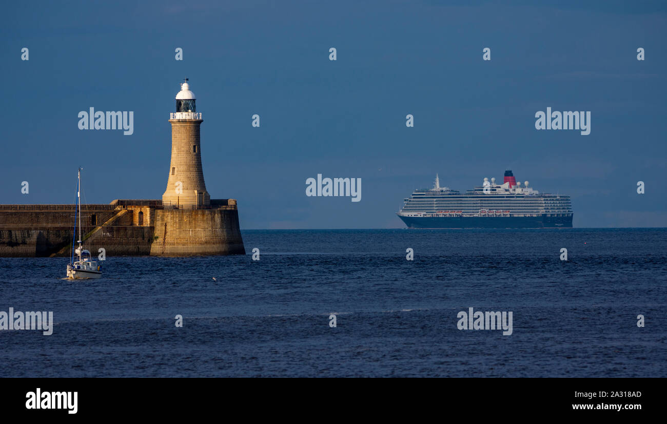 La regina Victoria lasciando il Fiume Tyne per un viaggio in giro per il Regno Unito Foto Stock