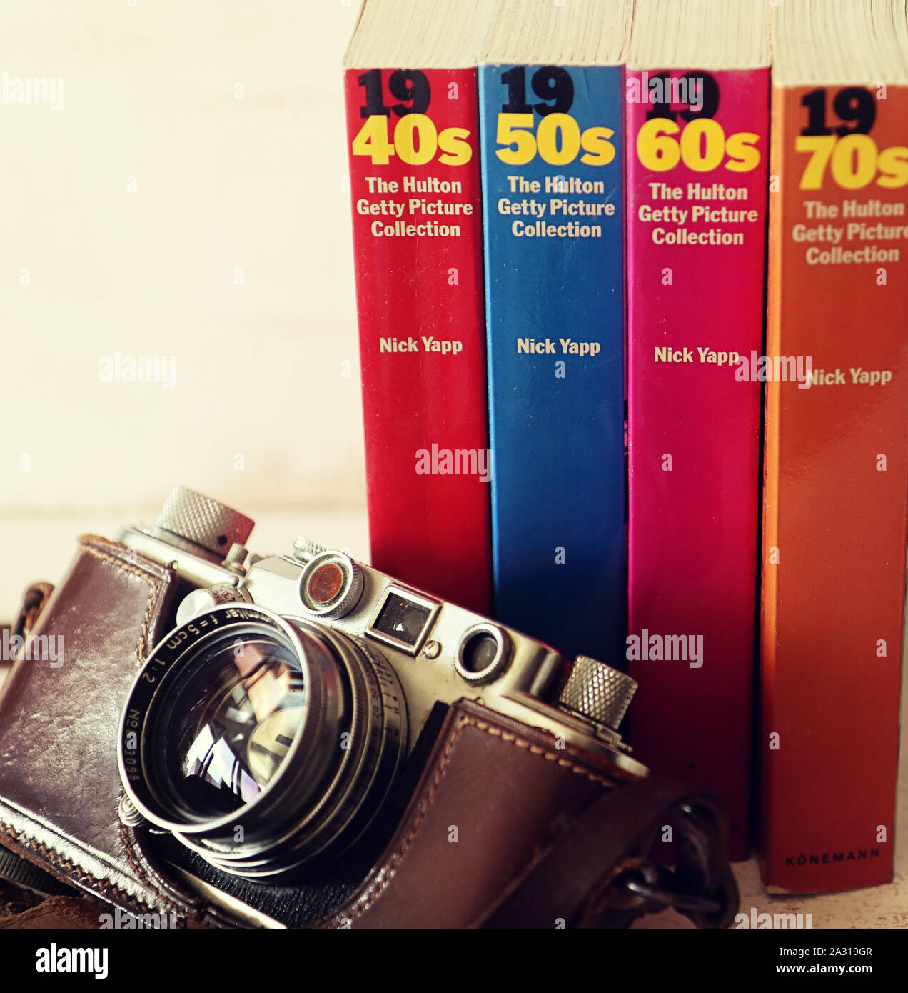 A Garching, Germania - Vintage Leica fotocamera e libri con la Hulton Getty picture raccolta di immagini analogiche significativa del periodo Foto Stock