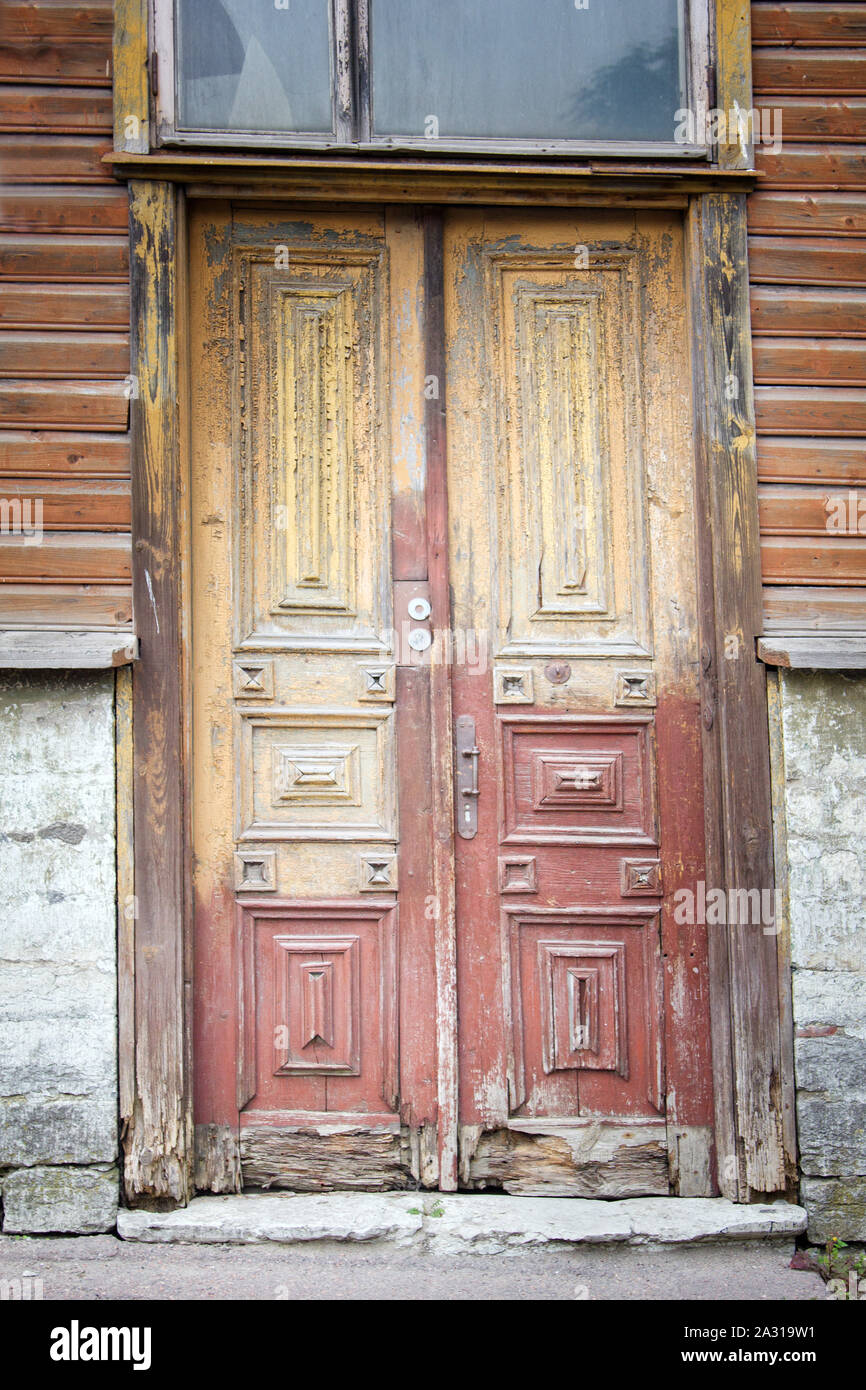 La vecchia parte anteriore porta in legno è marcio in fondo. Il concetto di fallimento e di impoverimento Foto Stock