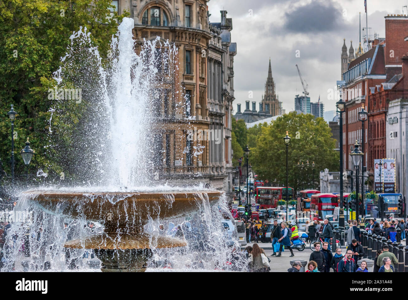 Trafalgar Square a Londra, Inghilterra. Venerdì 4 ottobre 2019. Regno Unito Meteo. Con un sacco di persone indeciso sul se a indossare una giacca o non, Londra centrale rimane mite ma coperto e a secco per la maggior parte della giornata. Terry Mathews/Alamy Live News. Foto Stock