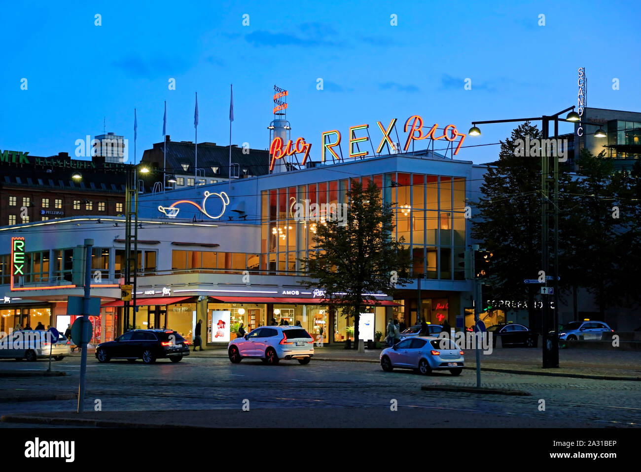 Iconico movie theater Bio Rex al Lasipalatsi funzionalista edificio a Helsinki in Finlandia, illuminato con le insegne al neon al crepuscolo. Il 2 ottobre 2019. Foto Stock