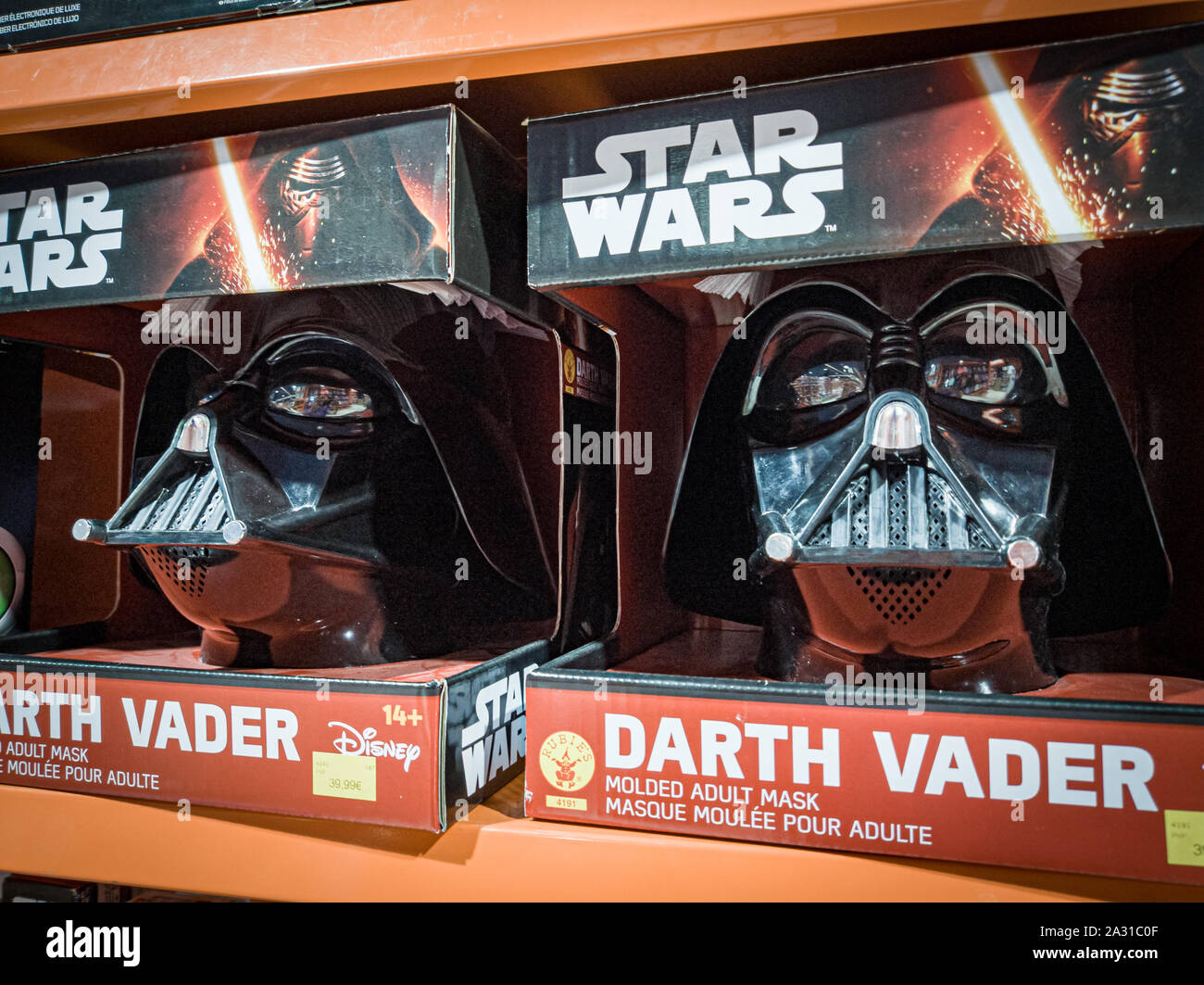 Barcellona, Spagna. Ottobre 2019: Star Wars Darth Vader casco giocattolo sul ripiano in shopping mall. Foto Stock