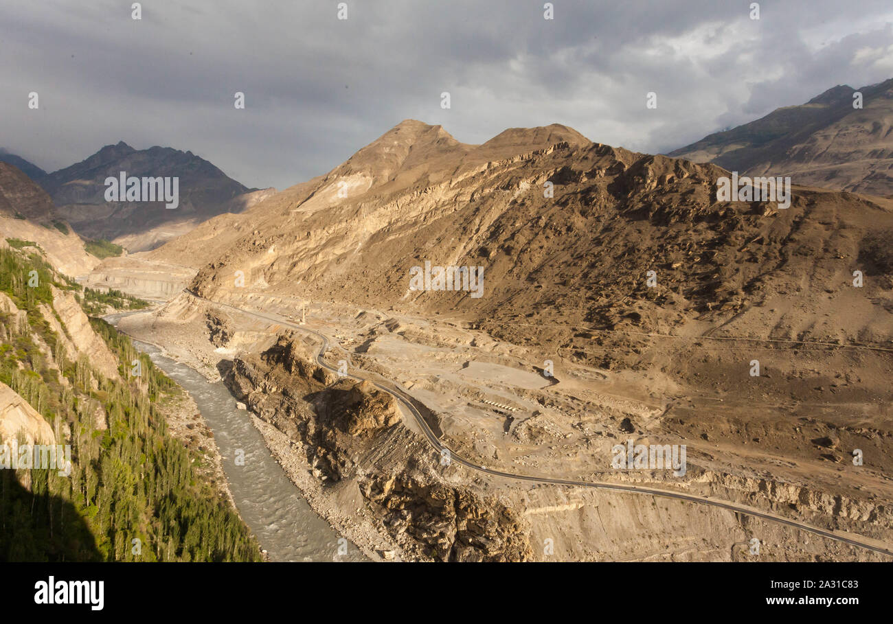 Fiume Hunza è il principale fiume di Hunza in Gilgit-Baltistan, il Pakistan è formato dalla confluenza del Chapursan Khunjerab e. Foto Stock