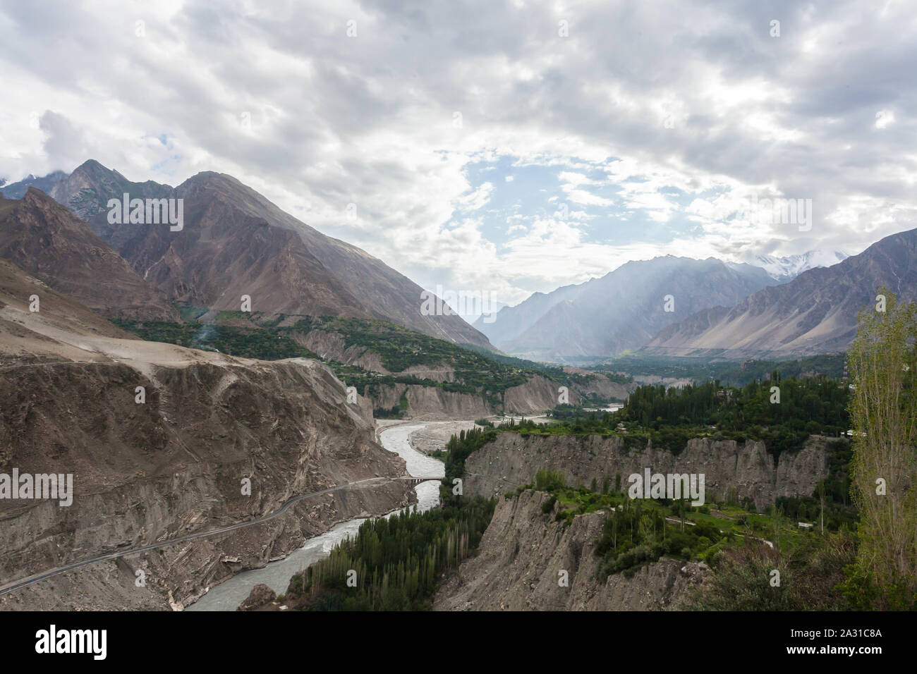 Fiume Hunza è il principale fiume di Hunza in Gilgit-Baltistan, il Pakistan è formato dalla confluenza del Chapursan Khunjerab e. Foto Stock