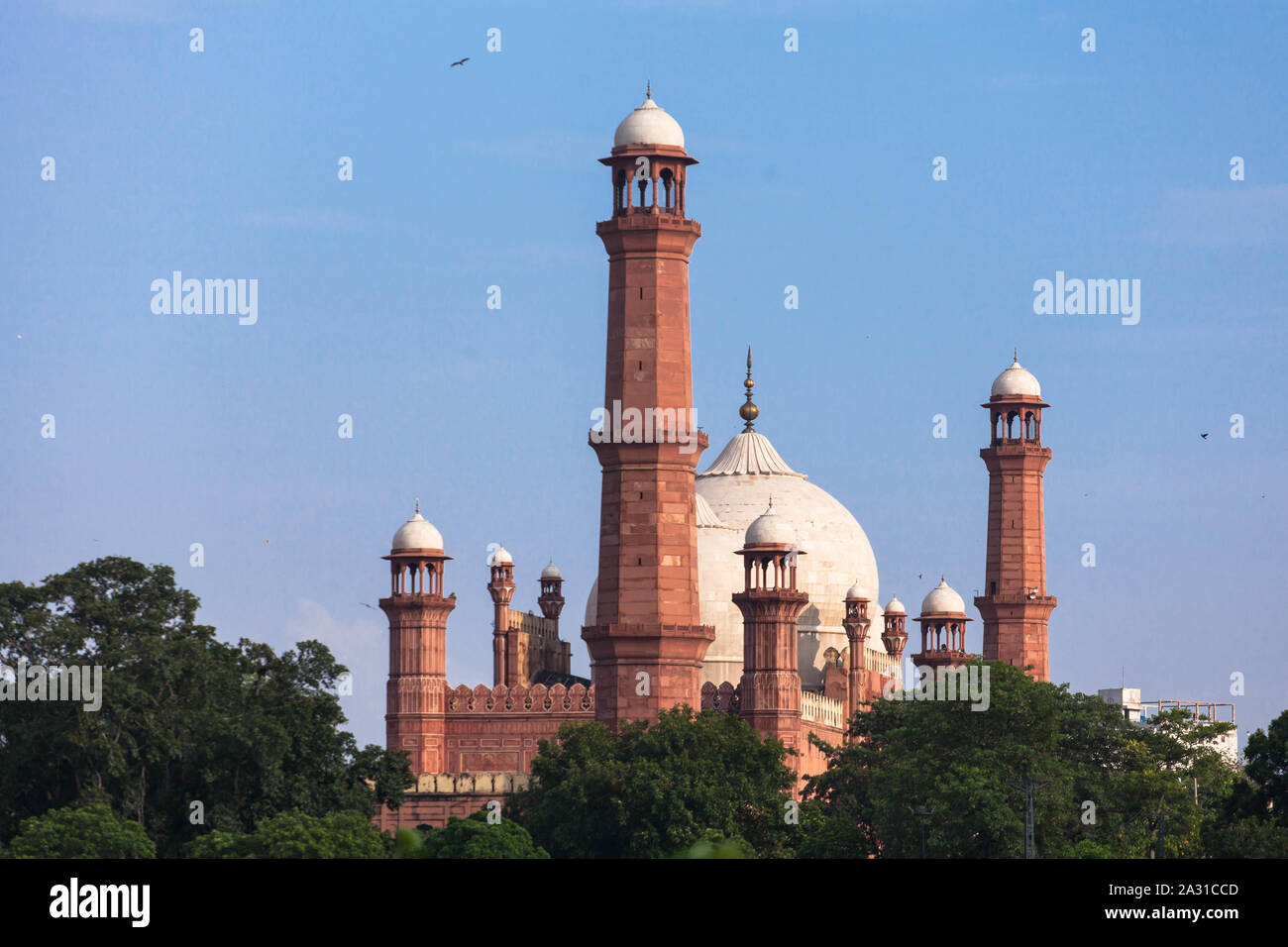 Il Masjid di Badshahi è un masjid dell'era di Mughal a Lahore, capitale della provincia pachistana del Punjab, Pakistan. Il masjid si trova a ovest del Forte Lahore. Foto Stock