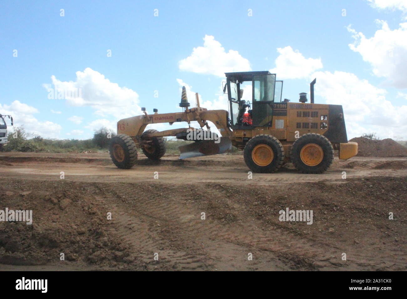 Strada di Mombasa in Kenya, estate 2015 (km 80): costruzione di strada il motore a est della strada Mackinnon Foto Stock