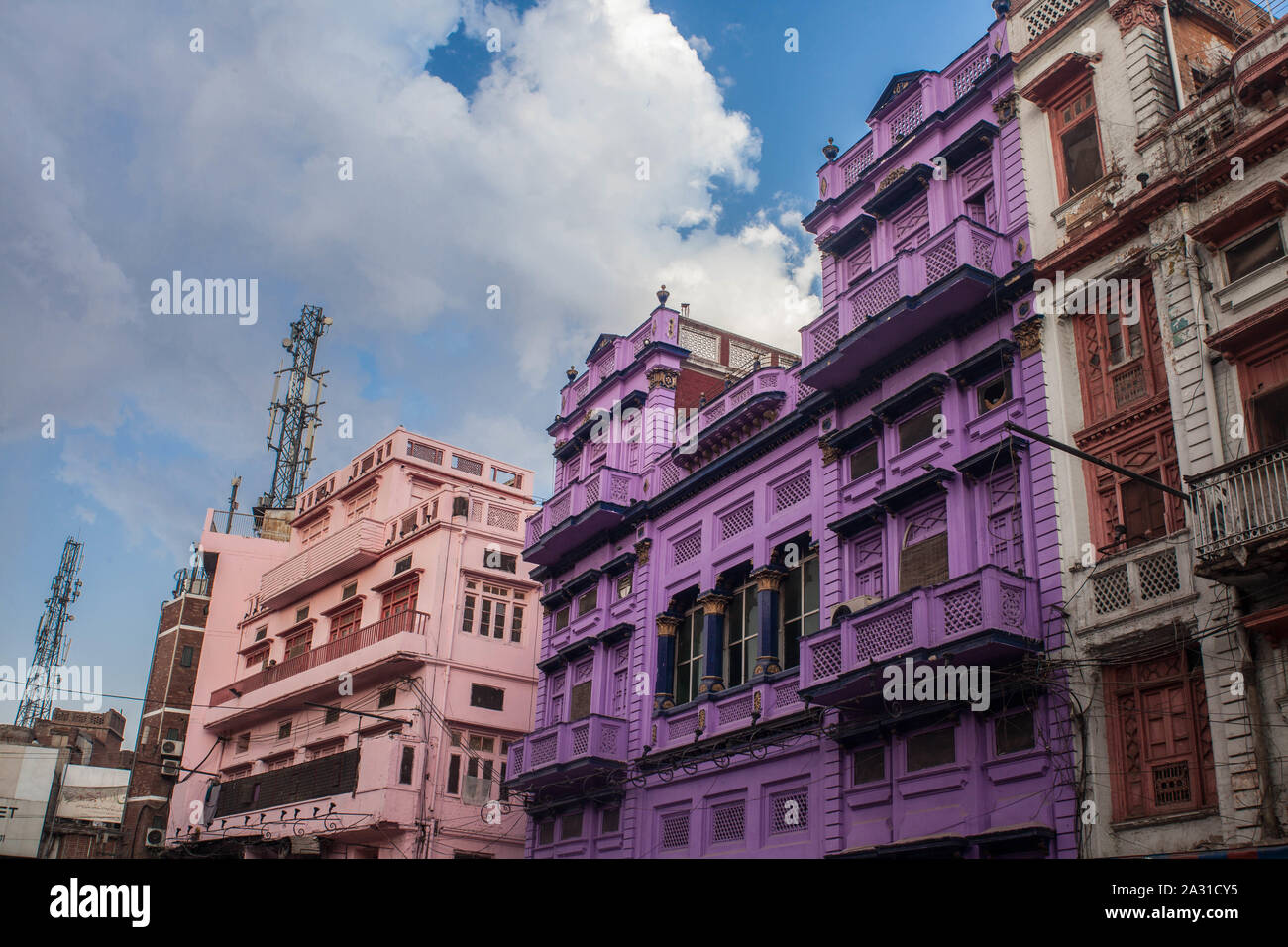 Vecchio e colorato edificio del famoso Gawalmandi Lahore. Una delle migliori destinazioni di viaggio a Lahore. Foto Stock