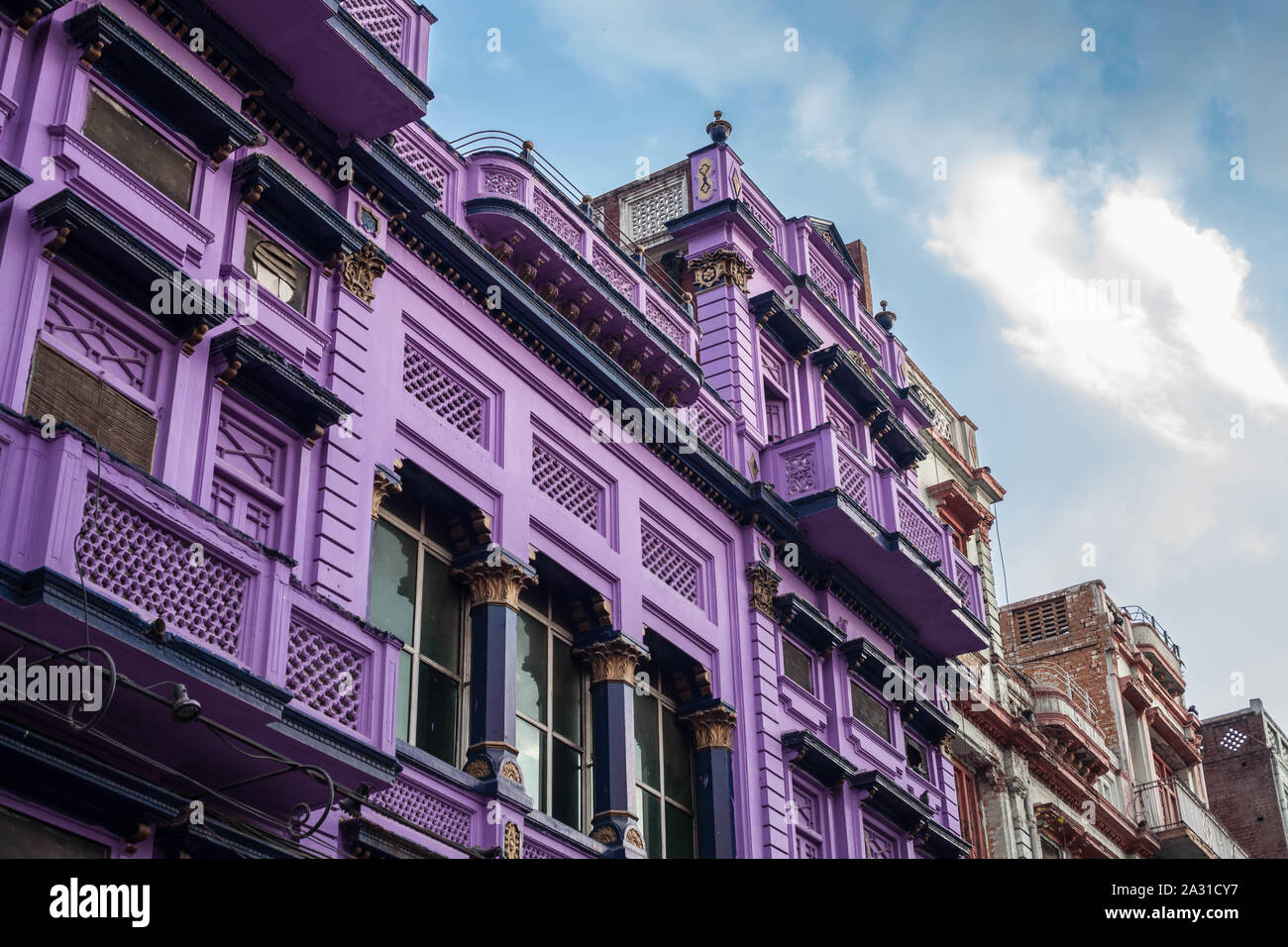 Vecchio e colorato edificio del famoso Gawalmandi Lahore. Una delle migliori destinazioni di viaggio a Lahore. Foto Stock