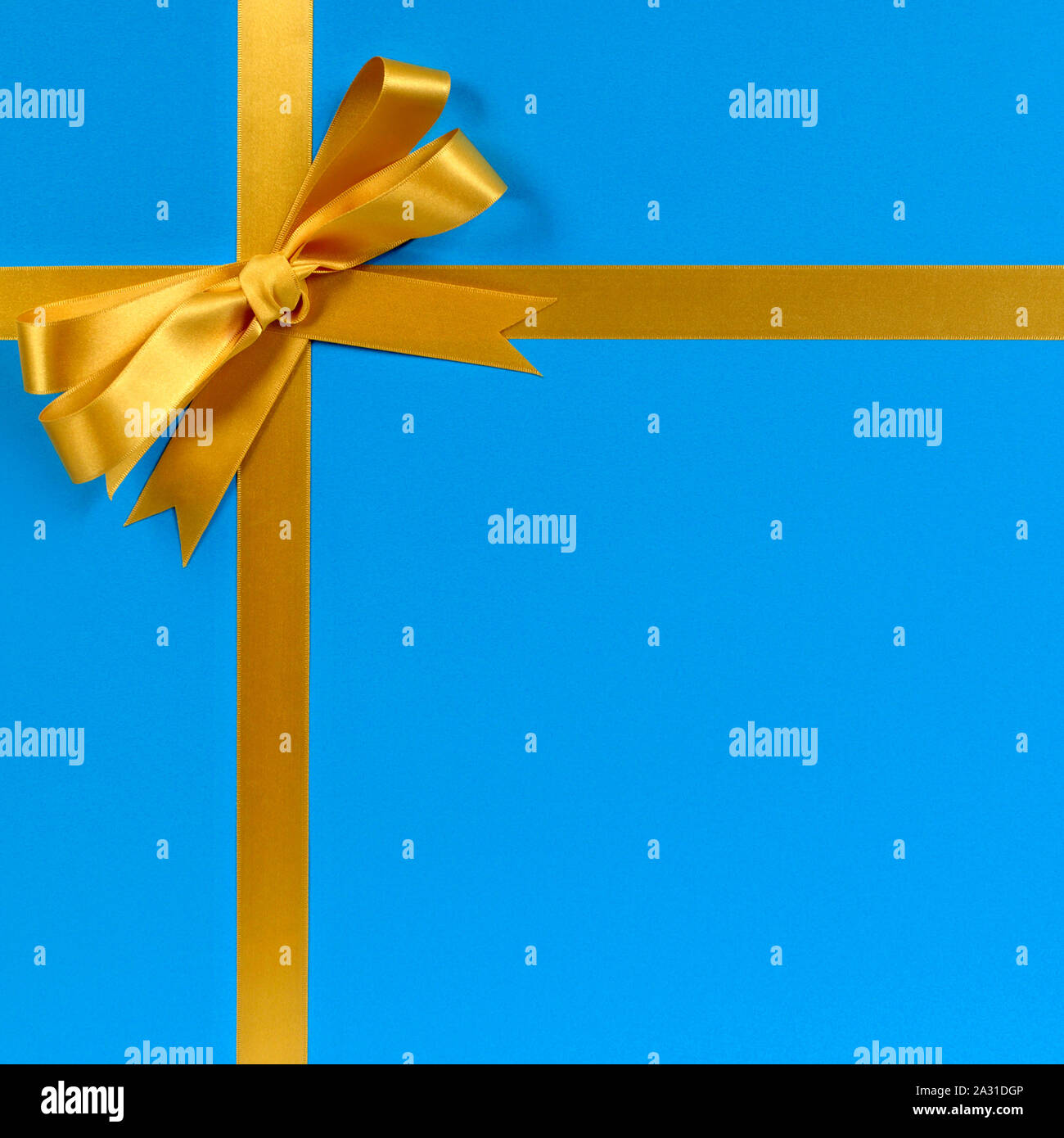 Oro dono di prua ribbon sfondo blu Foto Stock