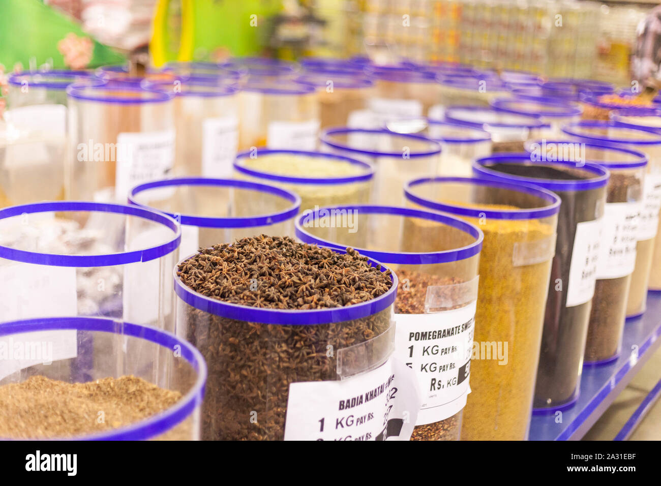 Una spezia è un seme, frutto, radice, corteccia, o altra sostanza vegetale usata principalmente per aromatizzare, colorare o conservare gli alimenti. Foto Stock