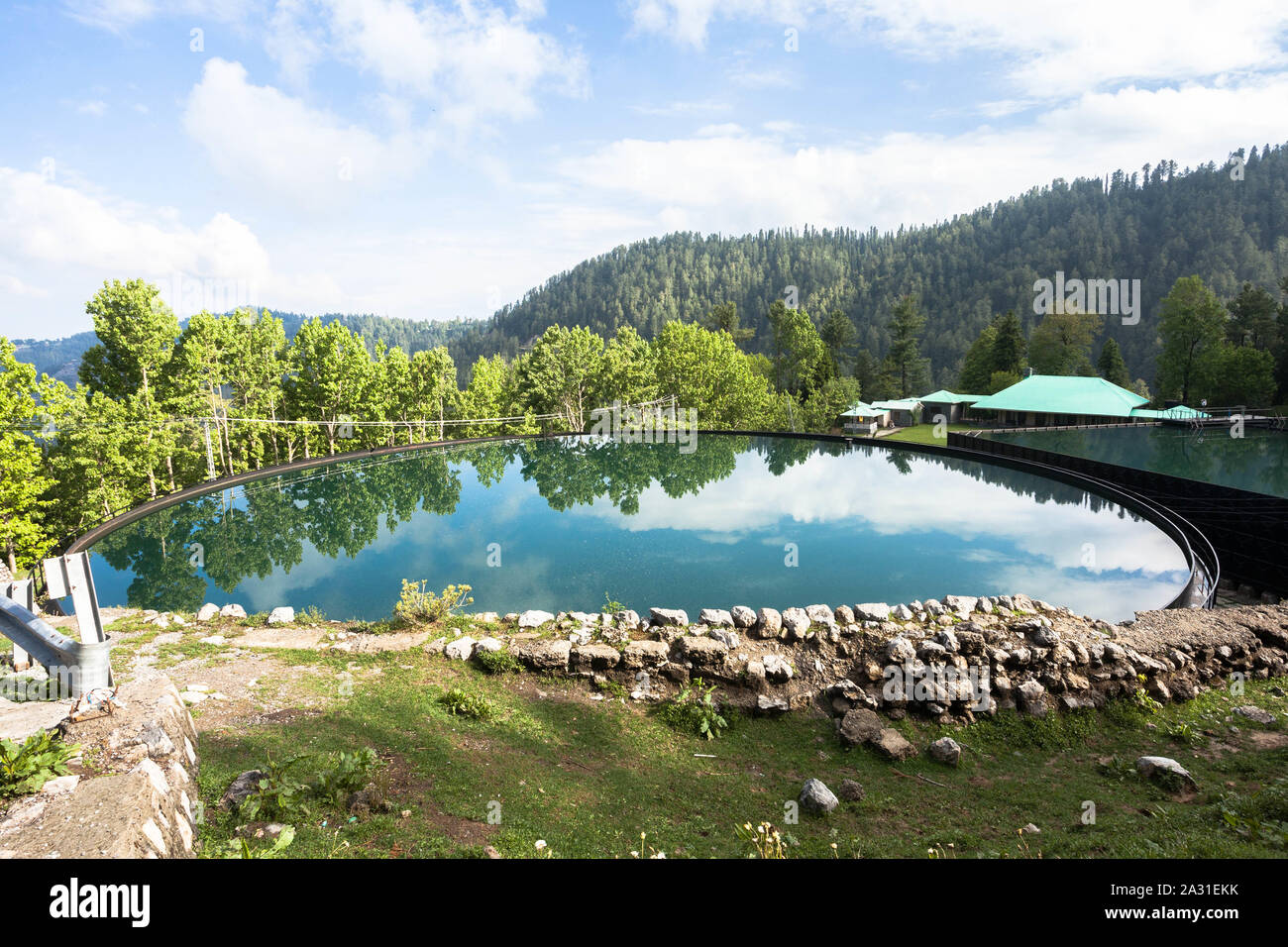 Serbatoio di accumulo dell'acqua per la comunità di Ayubia, Donga Gali, Pakistan. Foto Stock