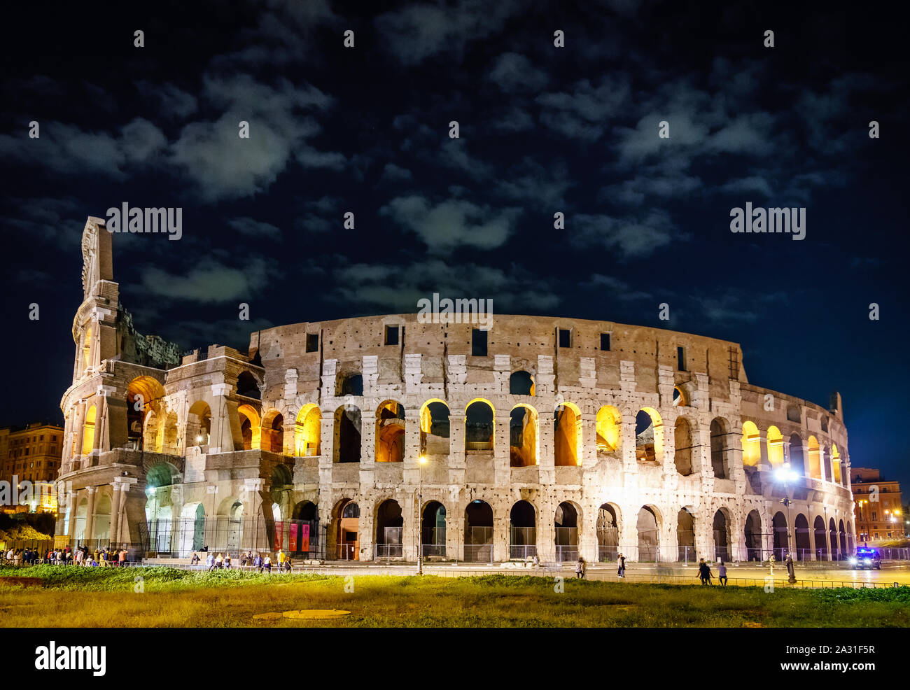 Una lunga esposizione vista notturna del Colosseo a Roma, Italia Foto Stock