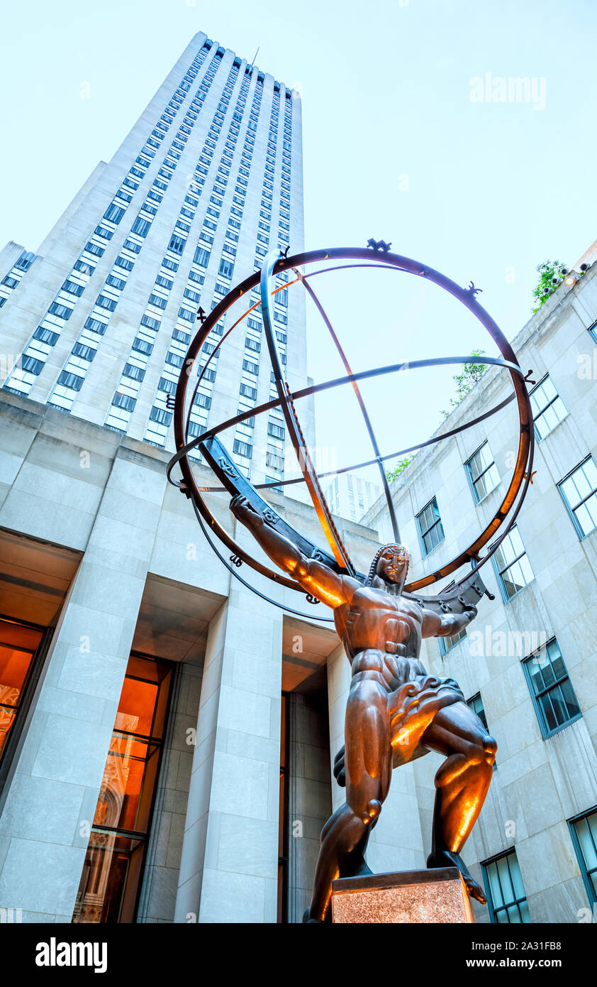 Il Rockefeller Center e l'Atlas scultura in Manhattan, New York City, Stati Uniti d'America. Foto Stock