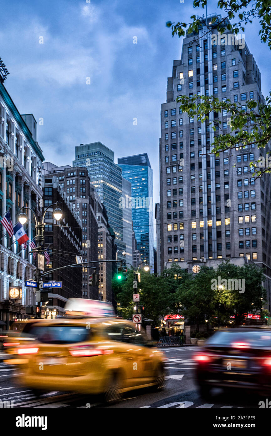 New York City taxi gialli correre lungo all'alba nel centro cittadino di Manhattan, STATI UNITI D'AMERICA. Foto Stock