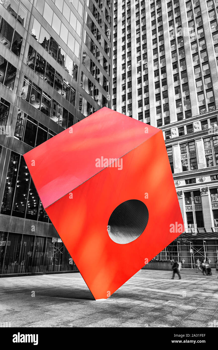 Spruzzi di colore di Isamu Noguchi iconici scultura il cubo rosso nella parte inferiore di Manhattan, New York City, Stati Uniti d'America. Foto Stock