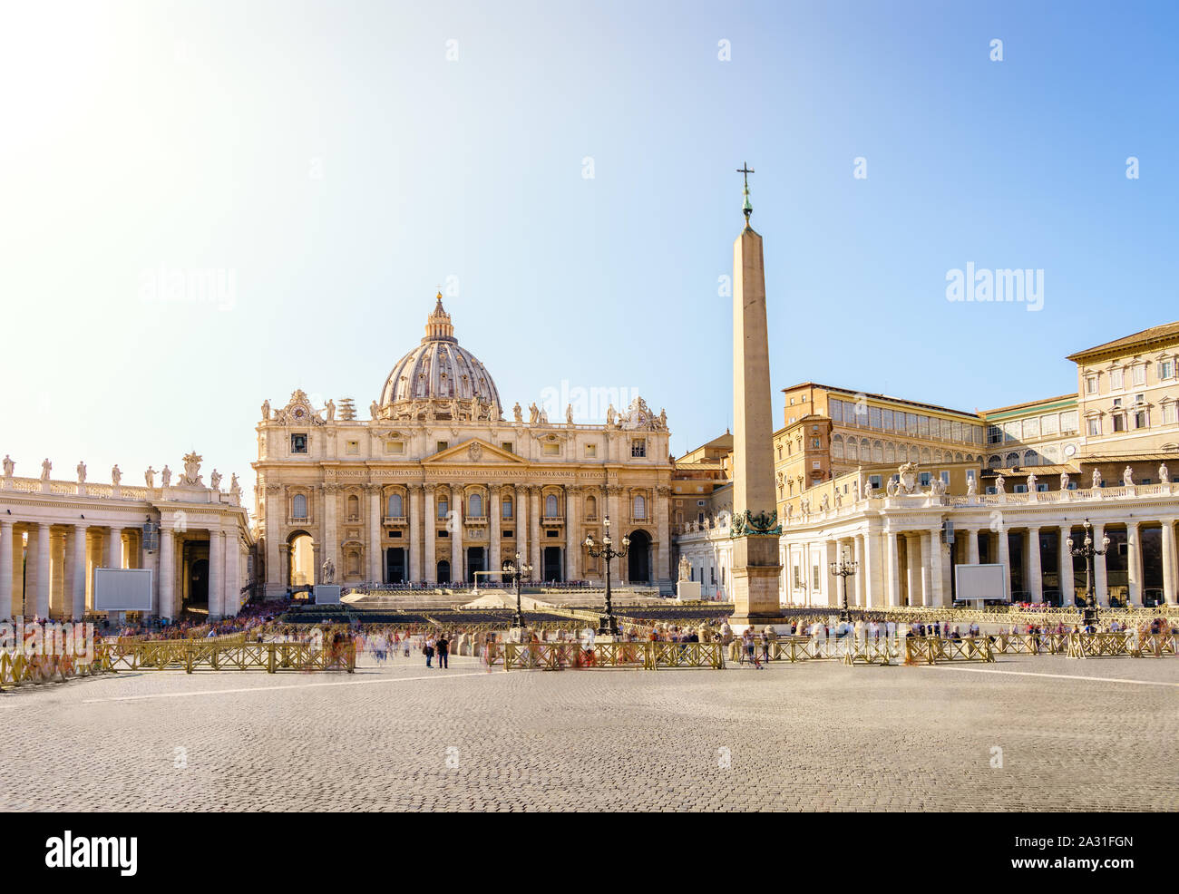 Ore diurne con lunghi tempi di esposizione di immagine della Basilica di San Pietro in Vaticano, Roma, Italia Foto Stock