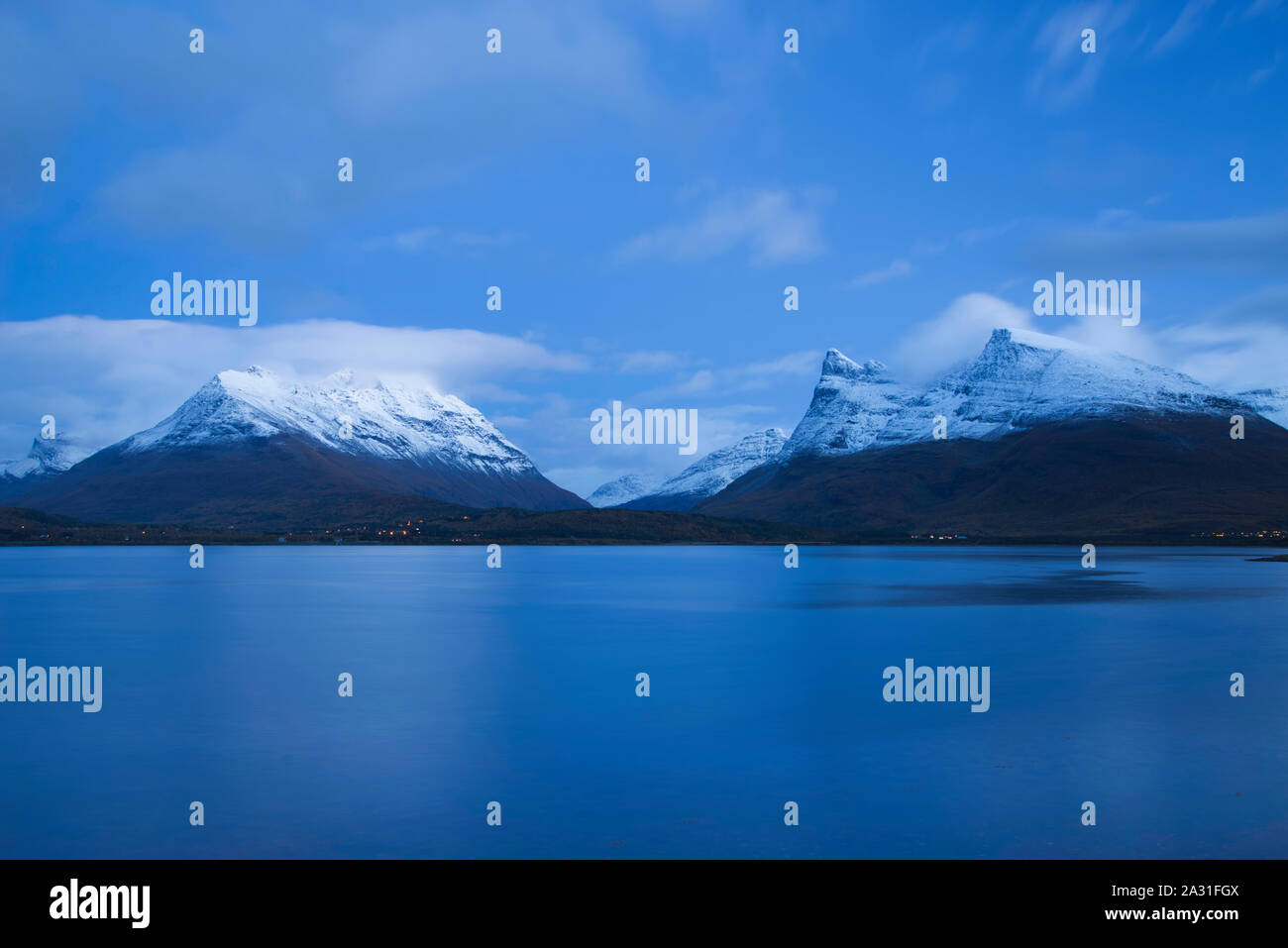 Hattefjellet Otertind e montagne di fronte al fiordo di Lyngen, Troms, Norvegia Foto Stock