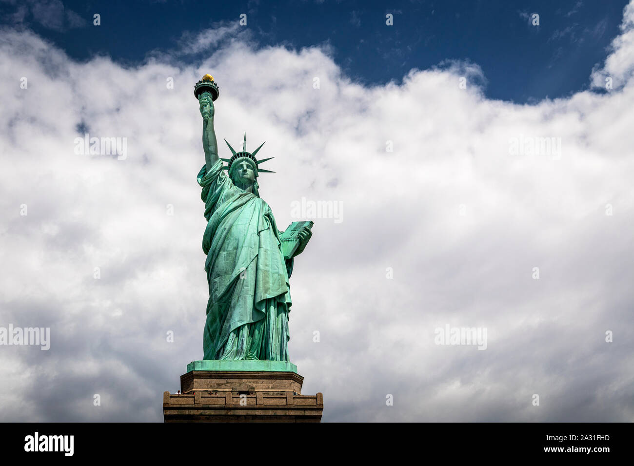 La Statua della Libertà sorge nelle nuvole di New York City, Stati Uniti d'America. Foto Stock