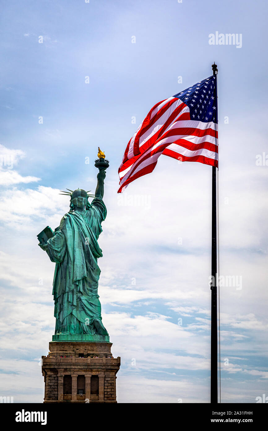 La Statua della Libertà e il flag USA, New York City, Stati Uniti d'America. Foto Stock