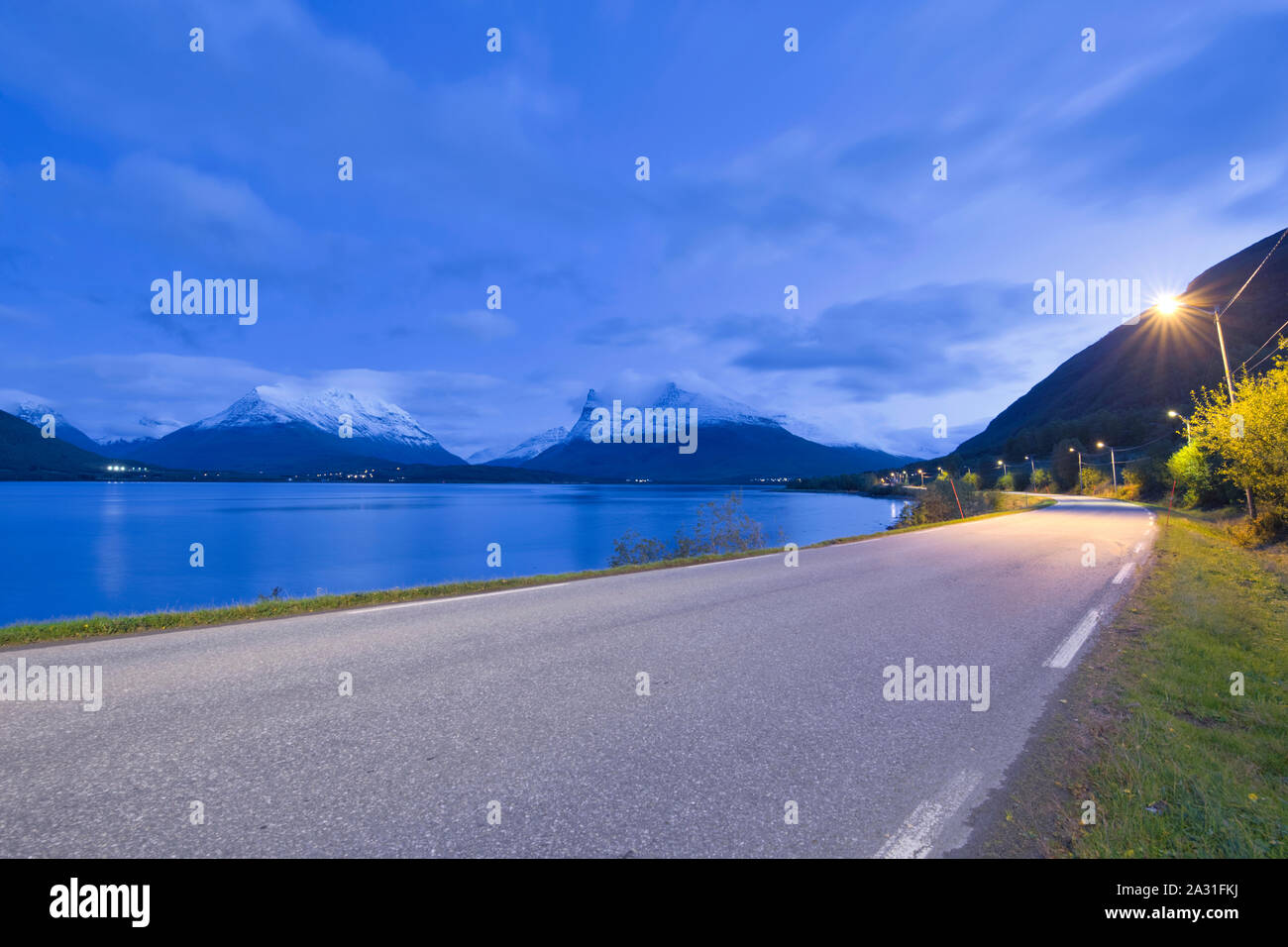 Hattefjellet Otertind e montagne di fronte al fiordo di Lyngen, Troms, Norvegia Foto Stock