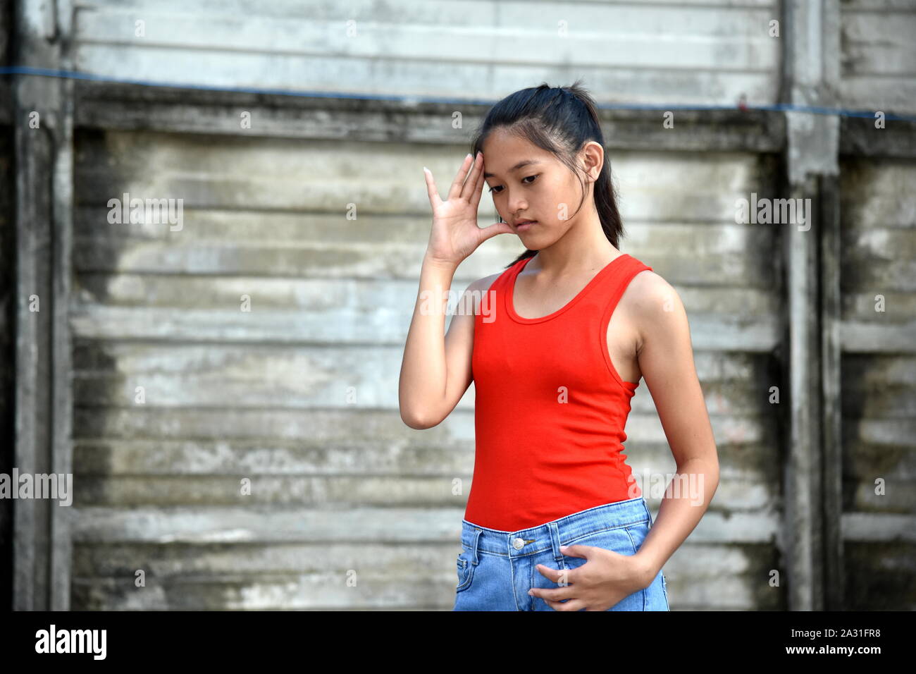 Una bella ragazza asiatica le cattive condizioni di salute Foto Stock