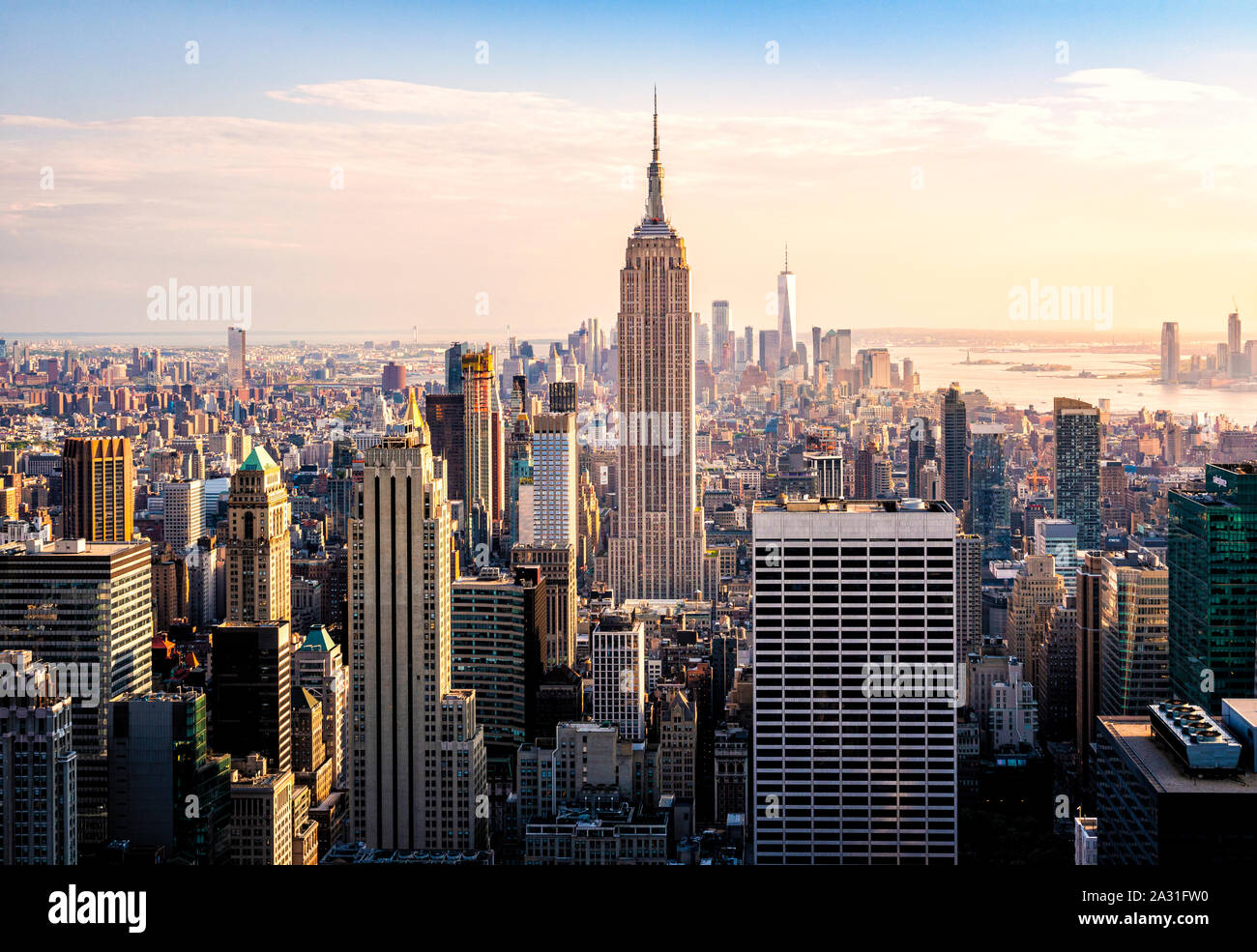Lo skyline di New York City include l'Empire State Building, l'One World Trade Center e il fiume Hudson, USA. Foto Stock