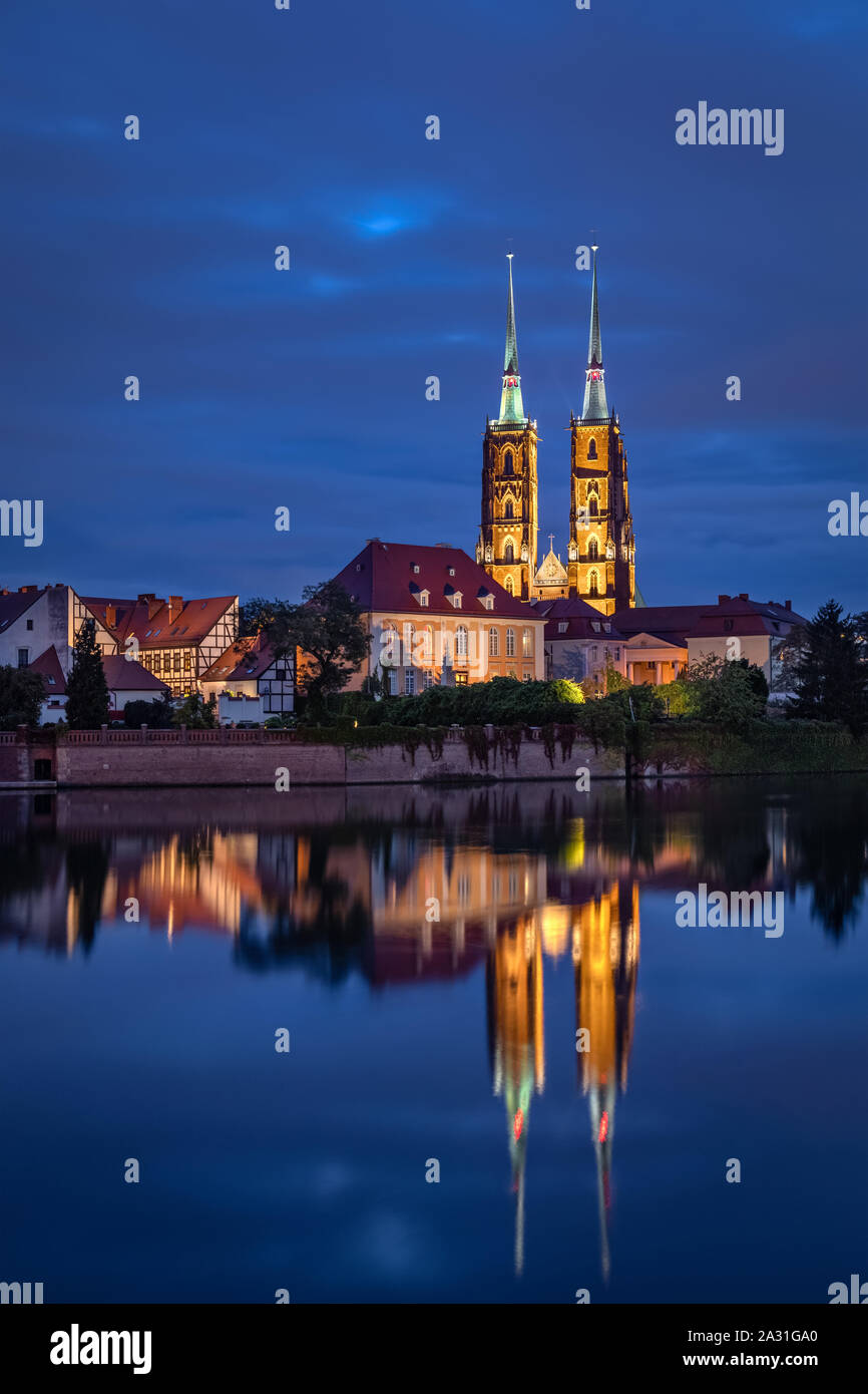 Cattedrale di San Giovanni Battista che riflette nel fiume Oder, Wroclaw, Polonia Foto Stock