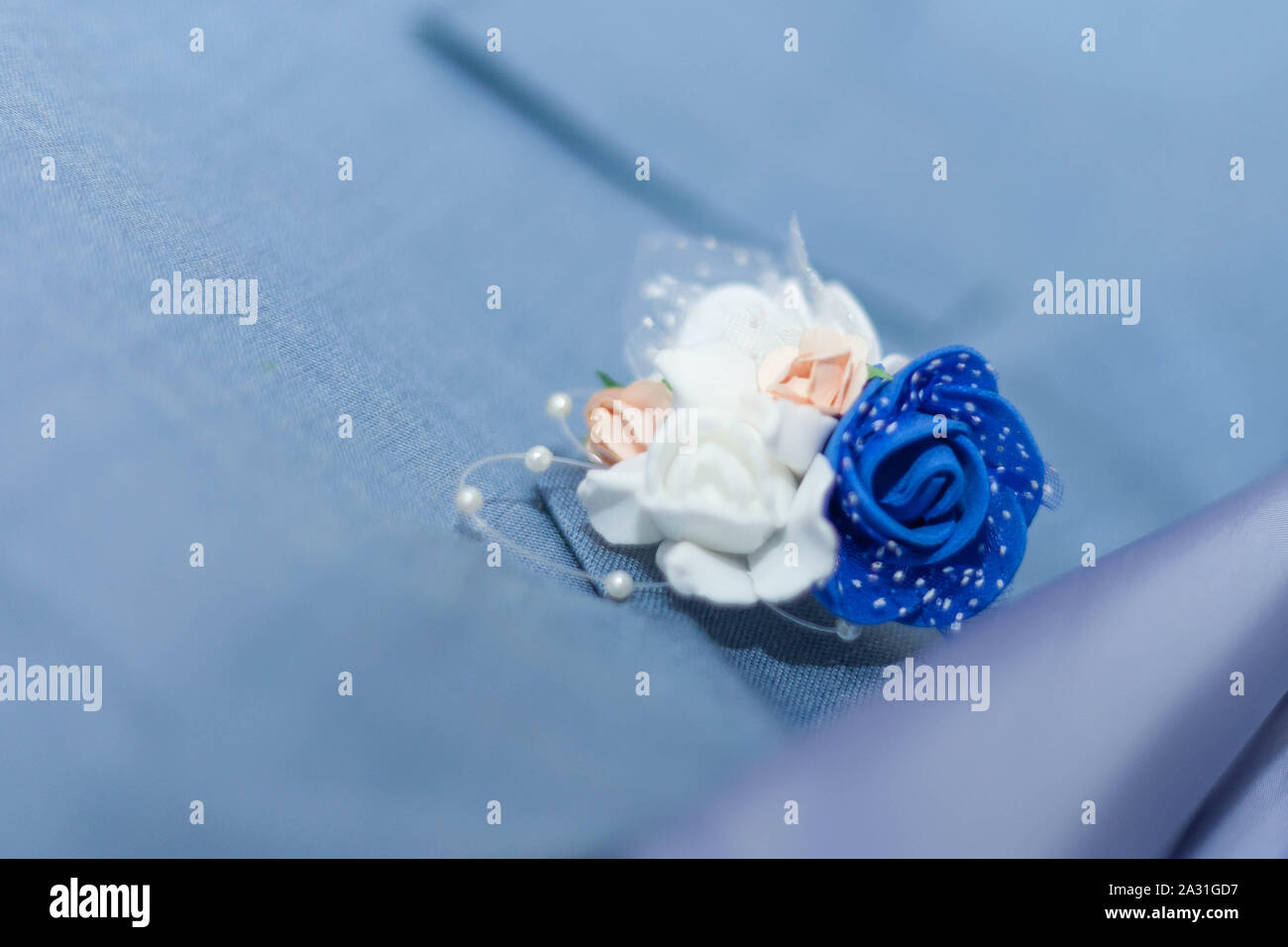 Abito da sposa da uomo azzurro con fiori artificiali Foto Stock