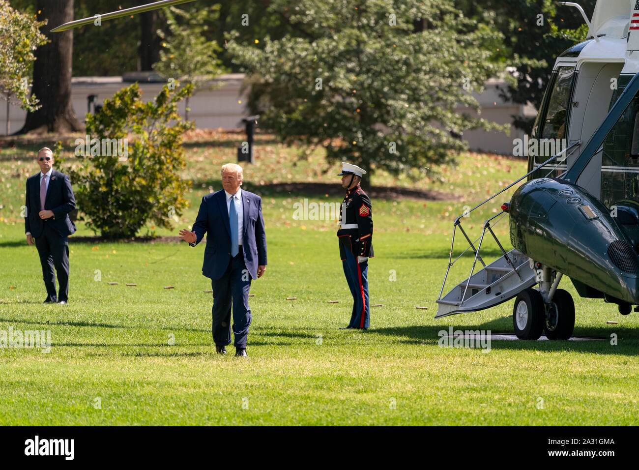 Washington, Stati Uniti d'America. 04 ottobre, 2019. U.S presidente Donald Trump onde come egli approda Marine uno sul prato Sud della Casa Bianca il 4 ottobre 2019 a Washington, DC. Trump restituito da una breve visita a Walter Reed Militare Nazionale Medical Center dove ha visitato i guerrieri feriti. Credito: Joyce Boghosian/White House foto/Alamy Live News Foto Stock