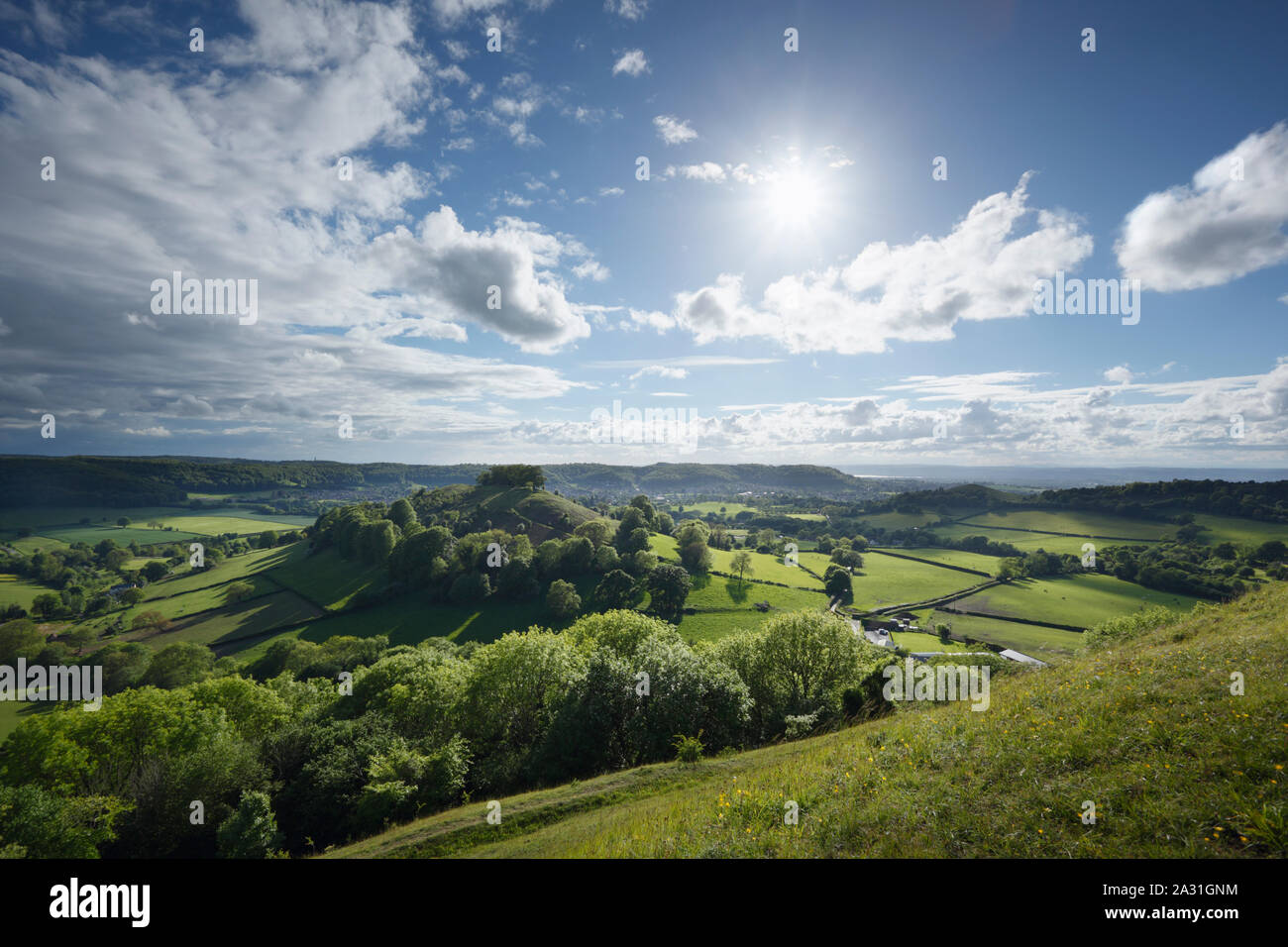Vista su Downham Hill. Il Cotswolds. Gloucestershire. Regno Unito. Foto Stock