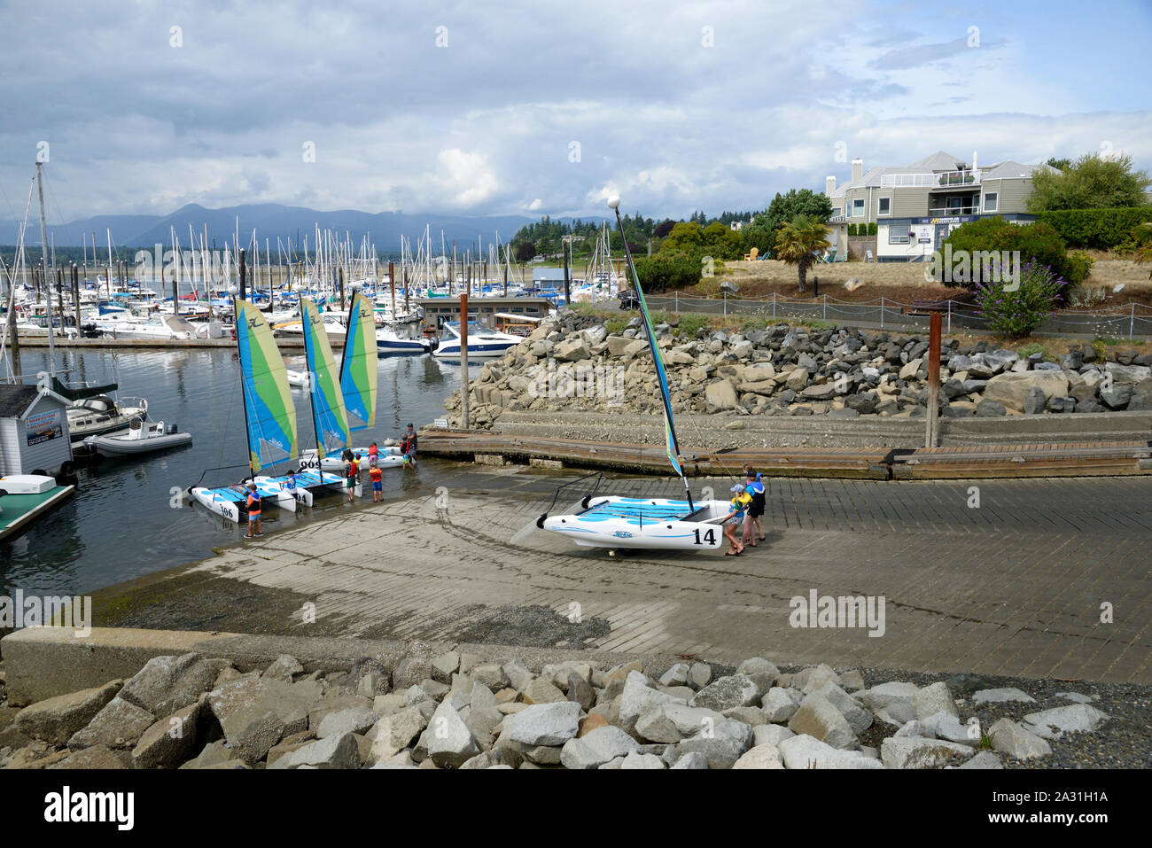 Bambini appoggiandosi a vela a Comox Marina, Isola di Vancouver, British Columbia, Canada Foto Stock