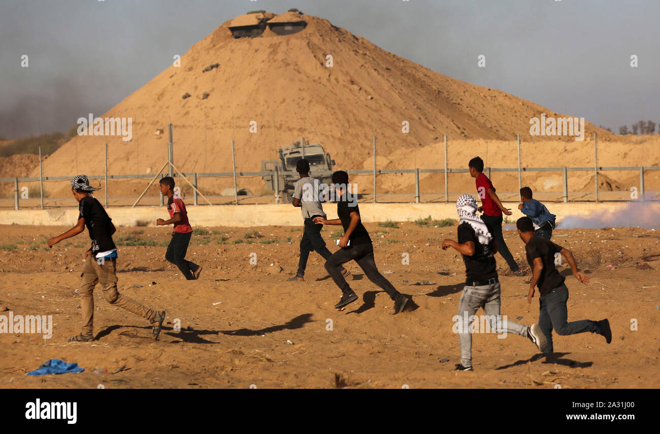 Khan Younis, Striscia di Gaza, Territori palestinesi. 4 Ott 2019. I dimostranti palestinesi si scontrano con le truppe israeliane a seguito della protesta tende dove i Palestinesi rivendicano il diritto di tornare in patria al confine Israel-Gaza, in Khan Younis nel sud della striscia di Gaza, in ottobre 04, 2019. Almeno palestinesi uccisi e oltre 54 altri feriti tra di essi, 22 sono state riprese dal vivo di fuoco israeliano durante le proteste lungo il perimetro Israel-Gaza recinto Credito: Ashraf Amra/immagini APA/ZUMA filo/Alamy Live News Foto Stock