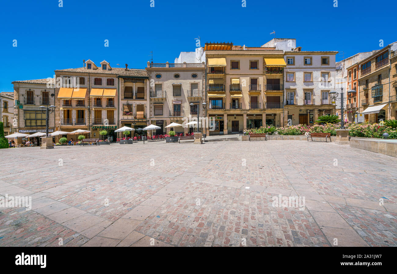 Andalusia quadrato in Ubeda su una soleggiata giornata estiva. Jaen, Andalusia, Spagna. Foto Stock