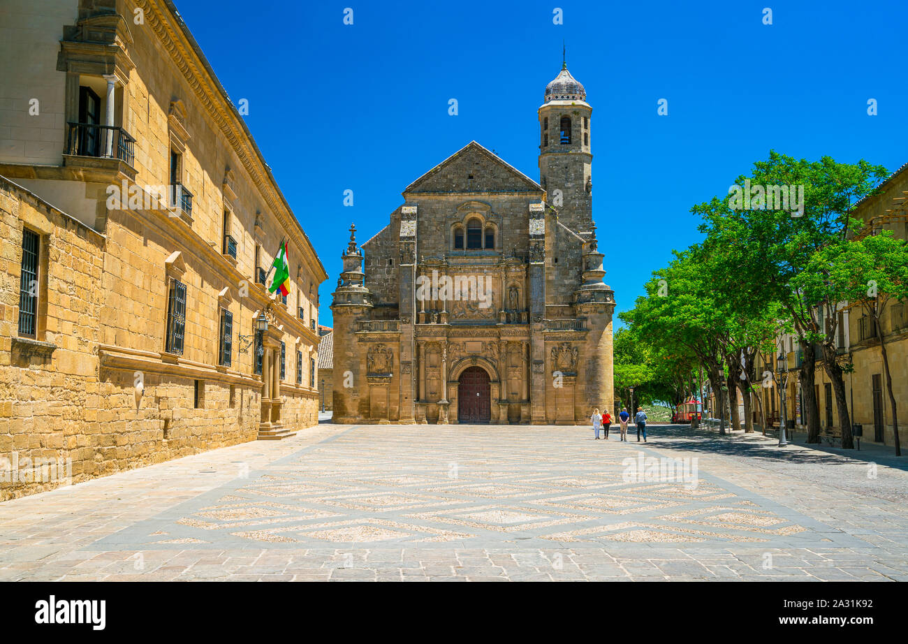 Vista estiva in Ubeda con la bella chiesa "Acra Capilla del Salvador". Jaen, Andalusia, Spagna. Foto Stock