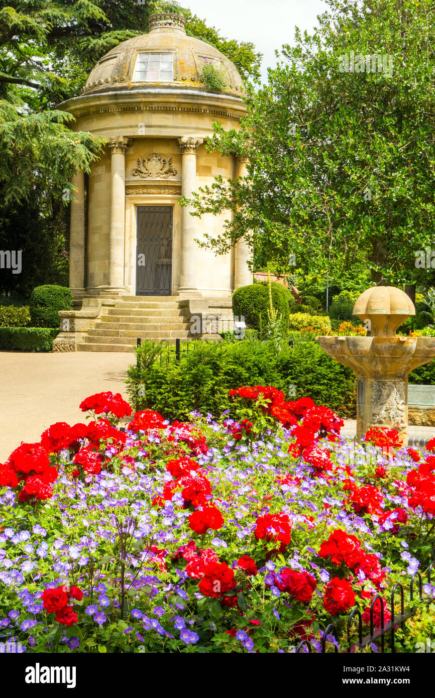 Il Jephson memorial nella Jephson Gardens giardini di fiori e il parco presso il Royal Leamington Spa Warwickshire Inghilterra Foto Stock