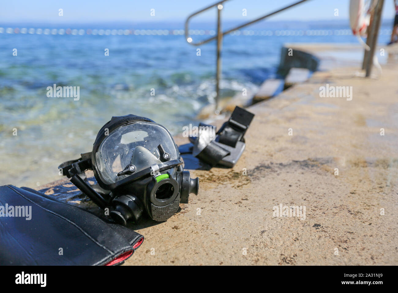 Attrezzatura subacquea su una spiaggia in riva Foto Stock