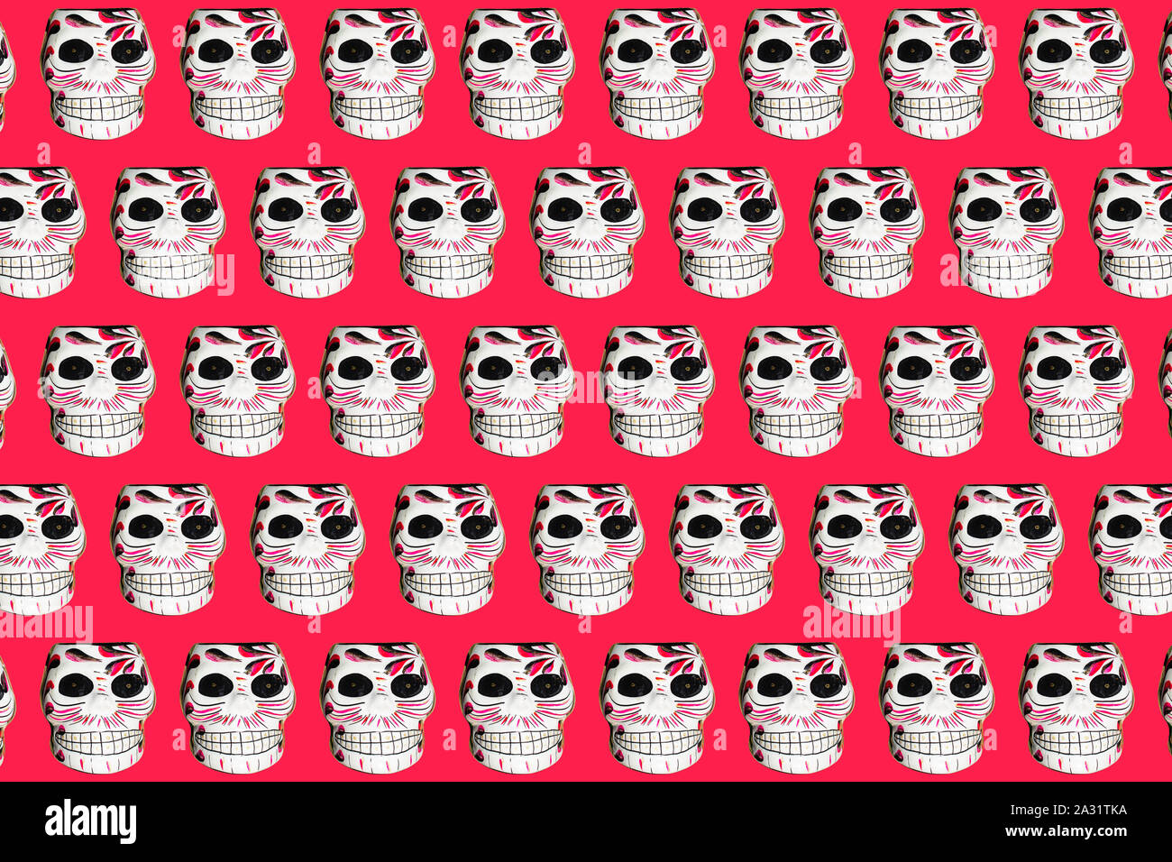 Giornata del giorno cranio facce pattern su uno sfondo rosso Foto Stock