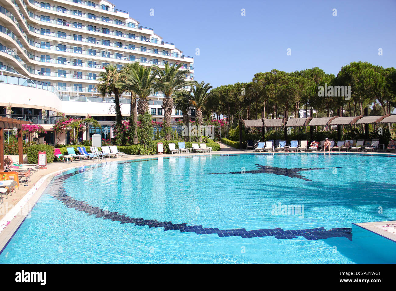 La Turchia. Didim. 04 luglio 2018. Venosa Beach Hotel. Rilassatevi presso la piscina sulle sedie a sdraio Foto Stock
